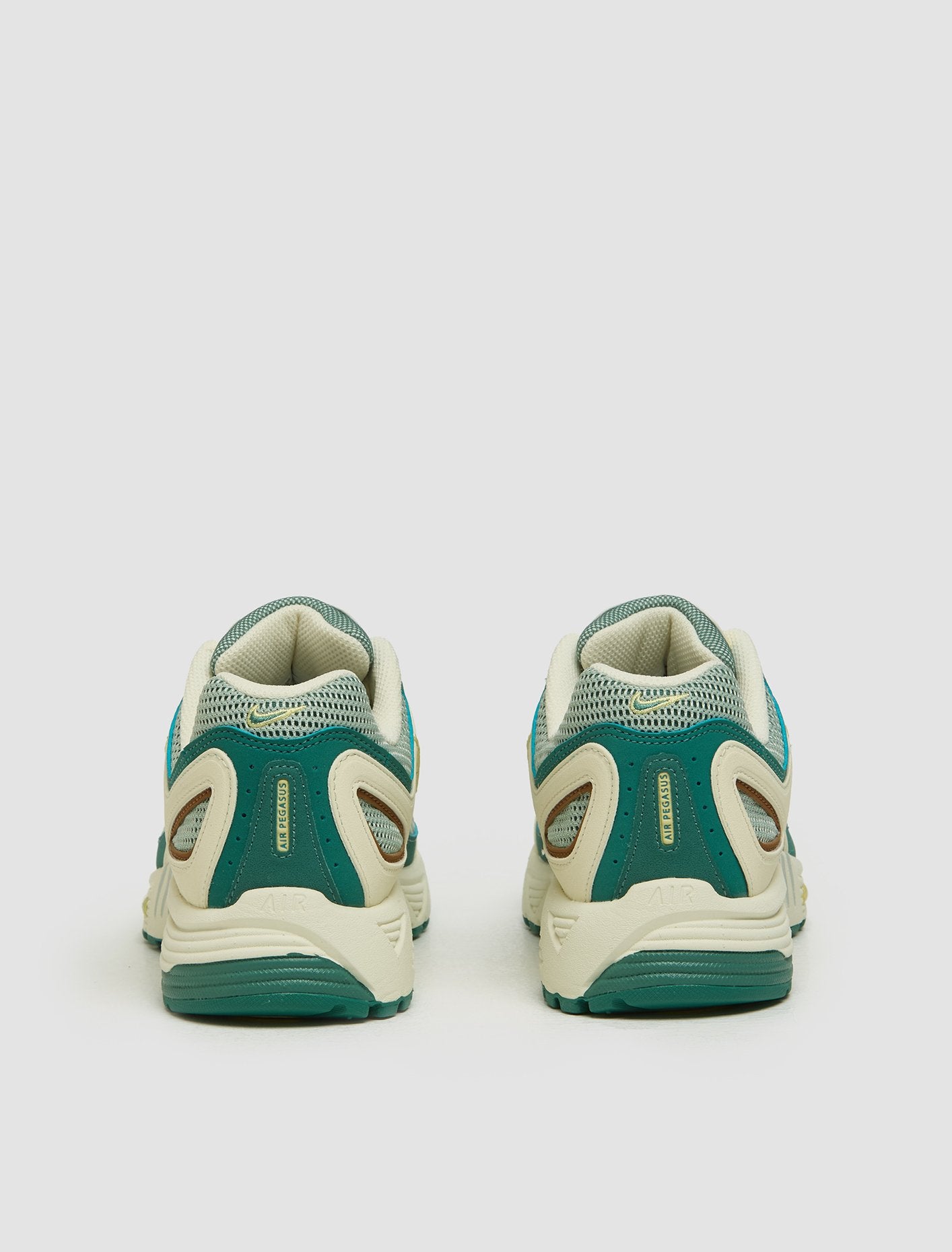 WMNS Air Pegasus 2K5 Sneaker in Coconut Milk & Bicoastal