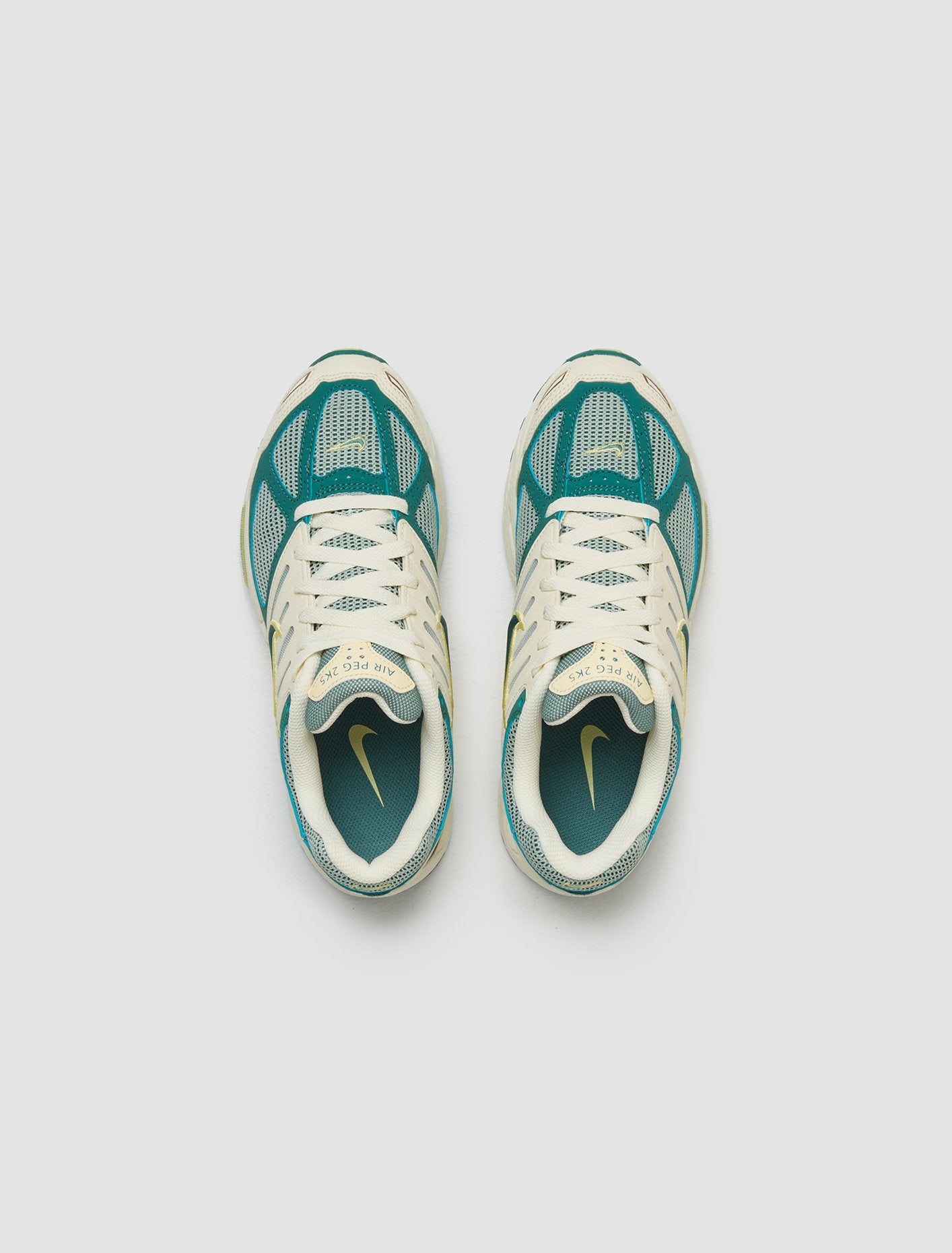 WMNS Air Pegasus 2K5 Sneaker in Coconut Milk & Bicoastal