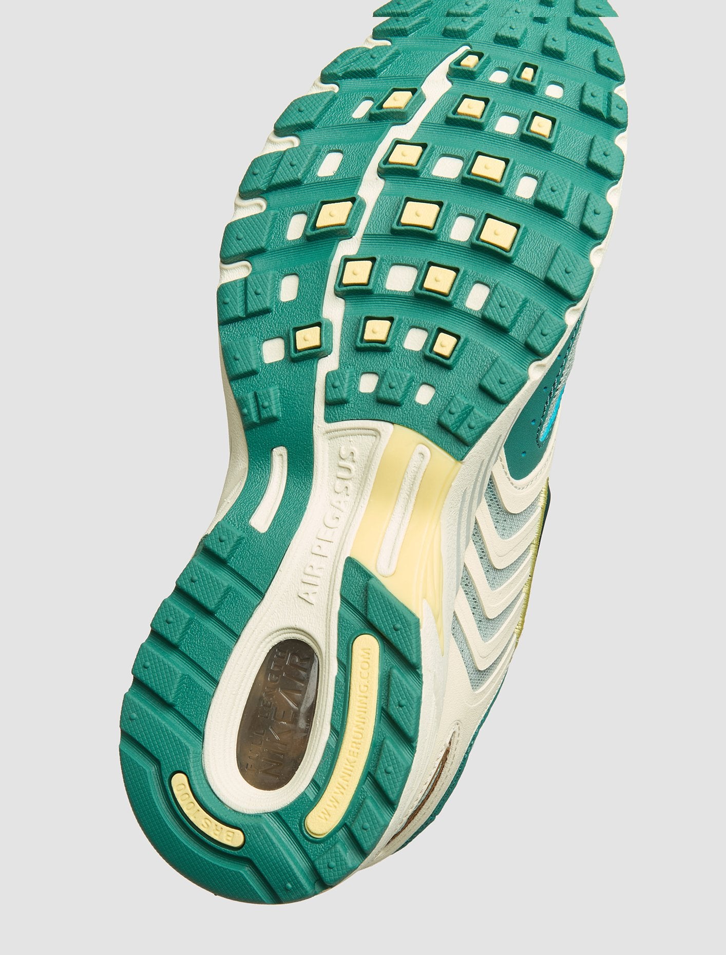 WMNS Air Pegasus 2K5 Sneaker in Coconut Milk & Bicoastal