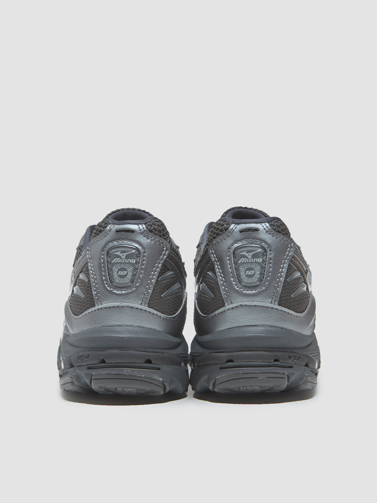 Wave Rider 10 Sneaker in Black Sand & Metallic Gray