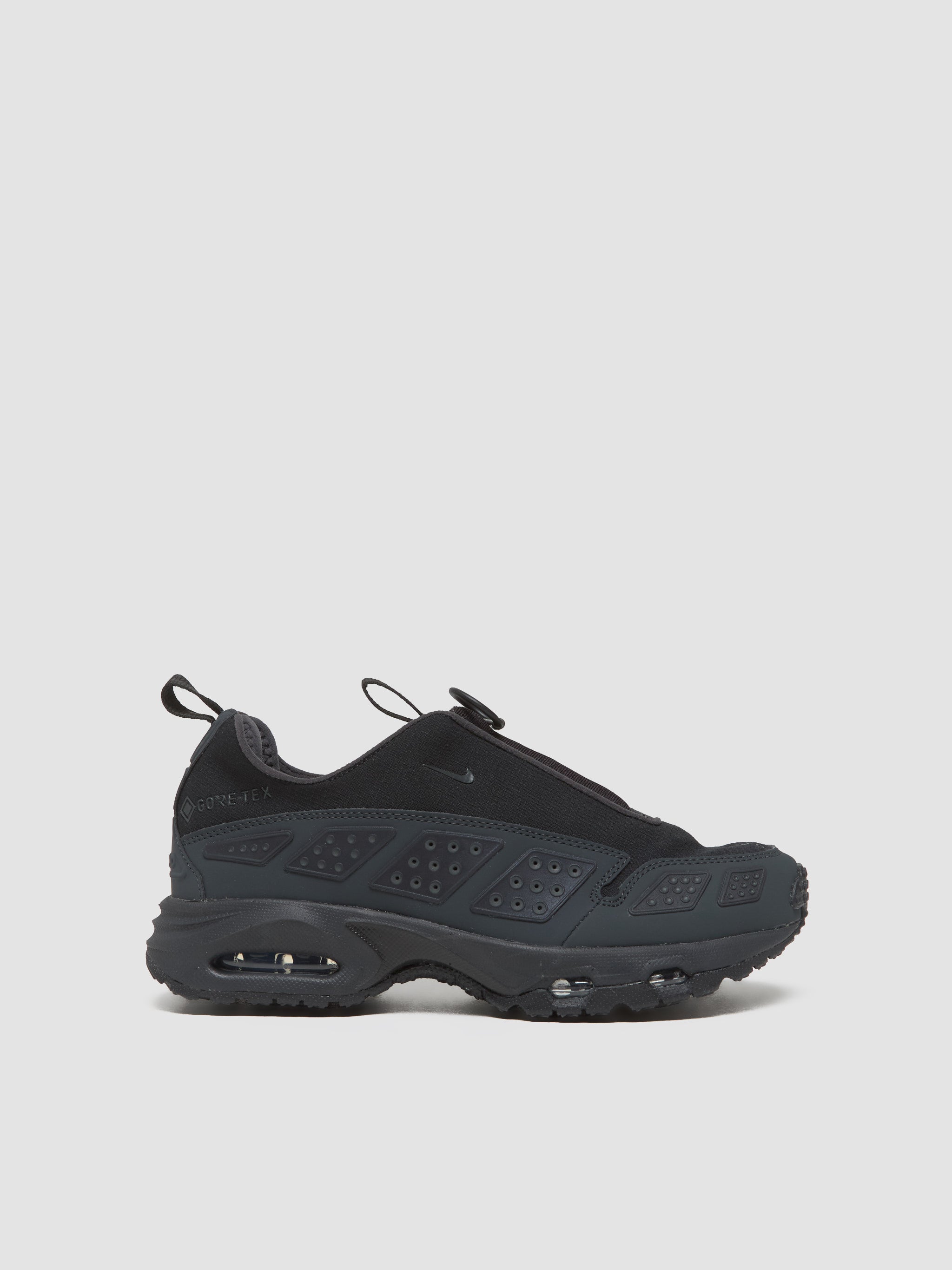 WMNS Air Max SNDR GTX Sneaker in Black & Smokey Grey
