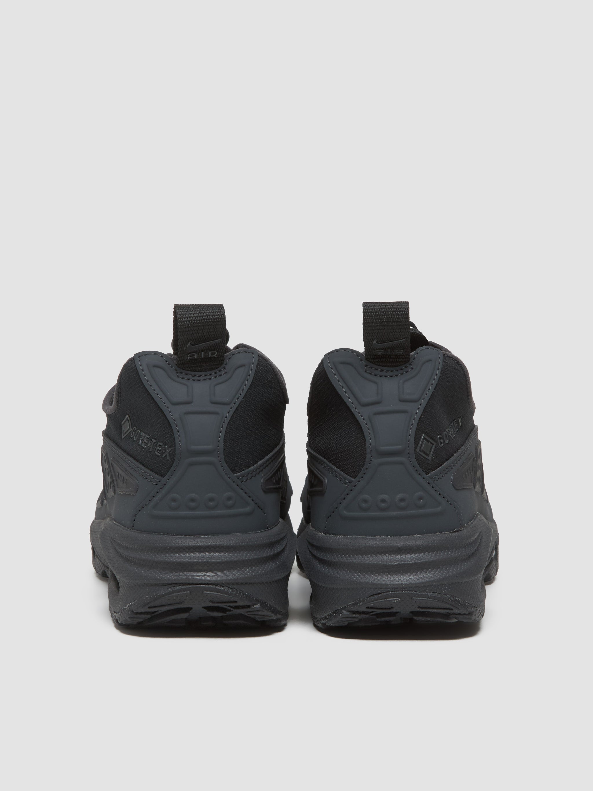 WMNS Air Max SNDR GTX Sneaker in Black & Smokey Grey