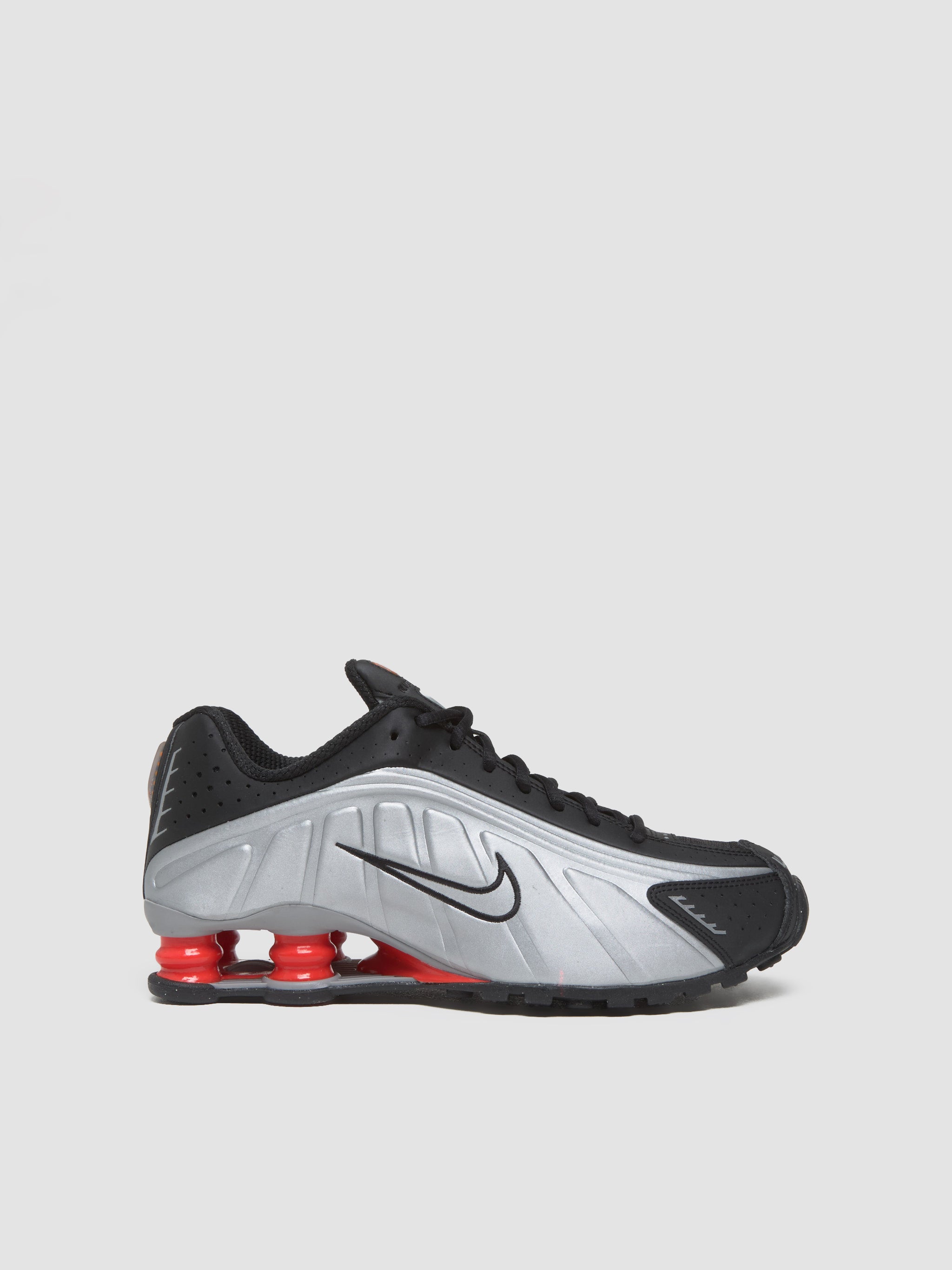 Shox R4 Sneaker in Black & Metallic Silver