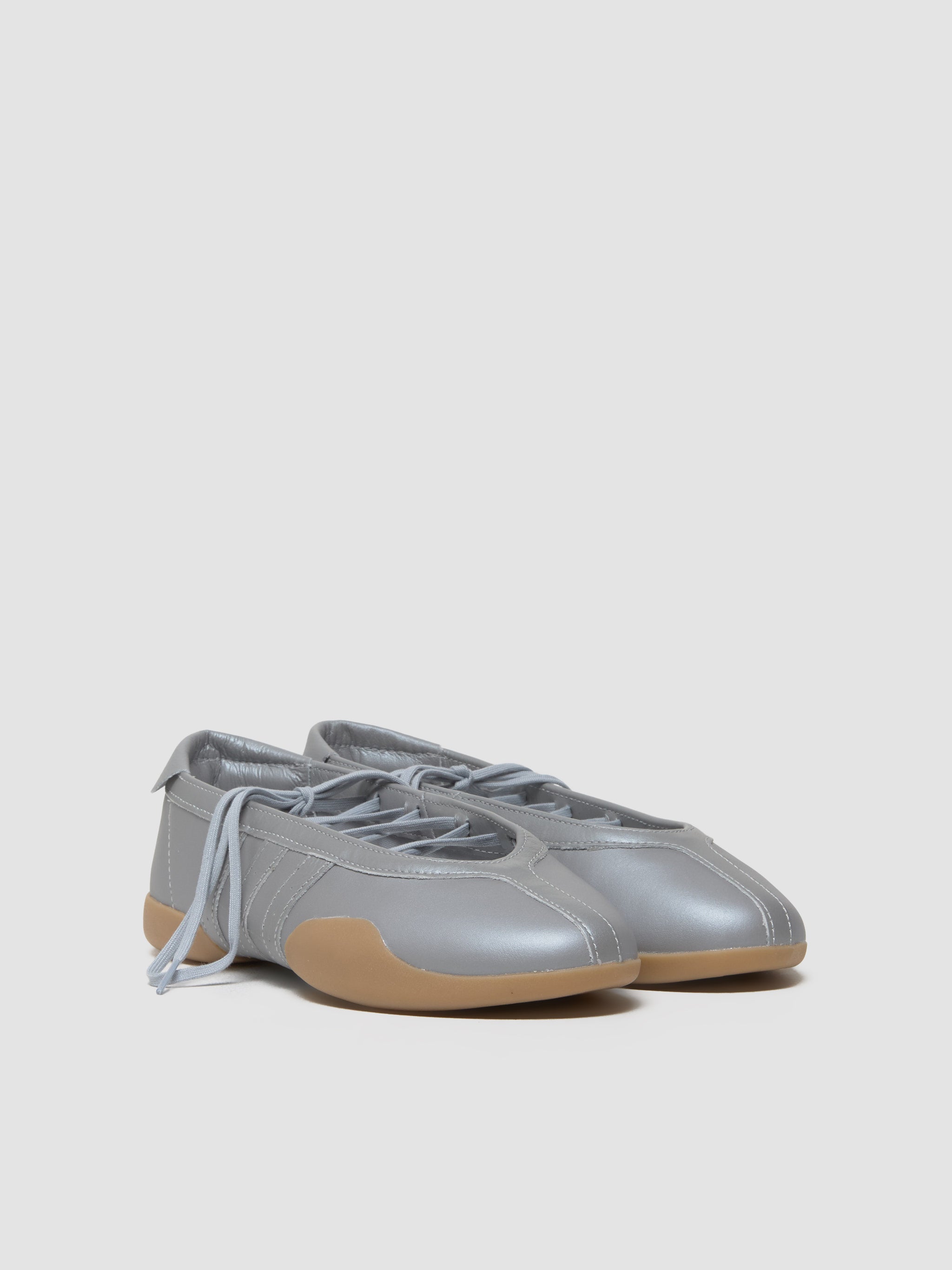 WMNS Taekwondo Mei Ballet Sneaker in Silver Metallic & Gum