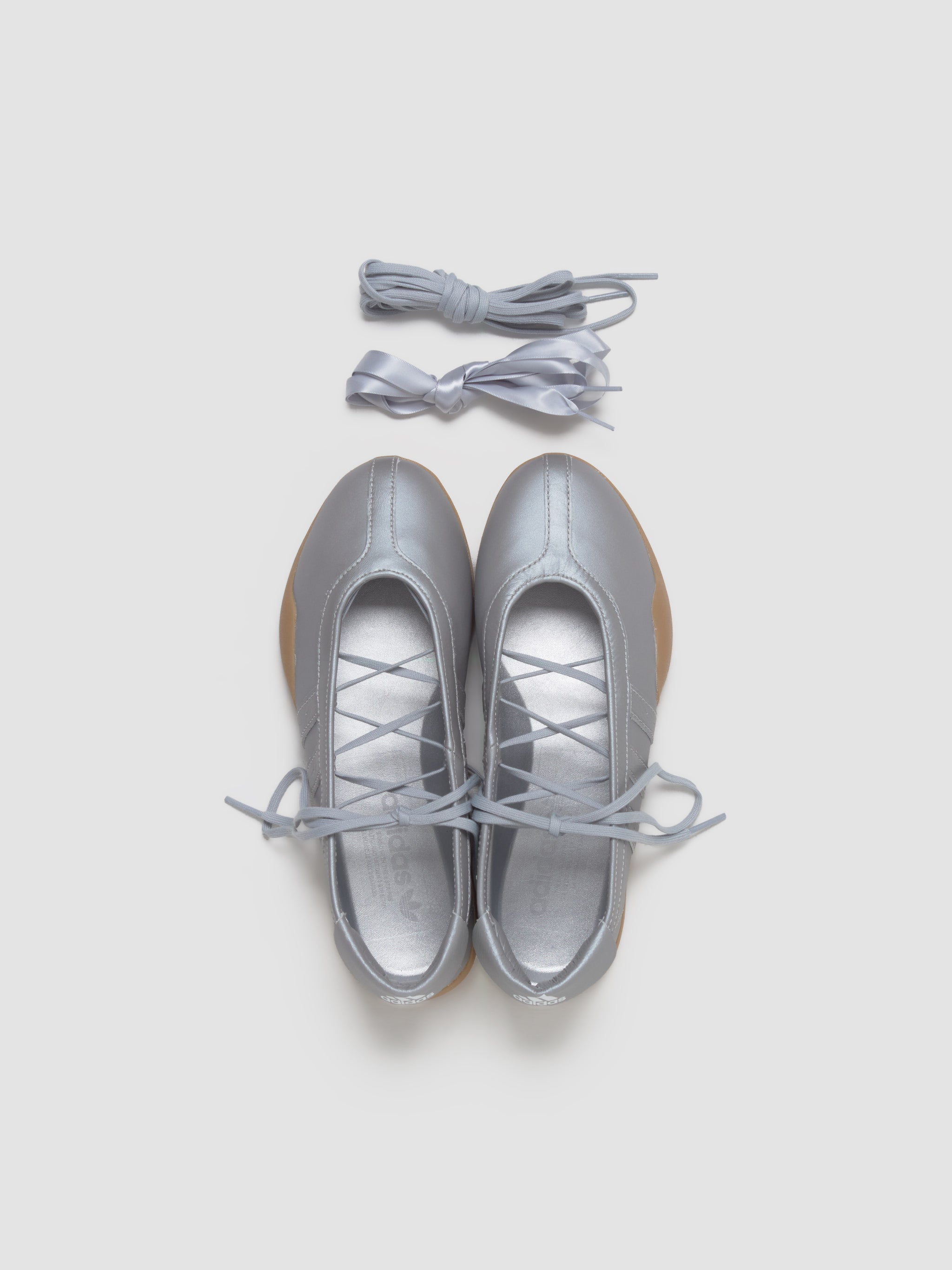 WMNS Taekwondo Mei Ballet Sneaker in Silver Metallic & Gum