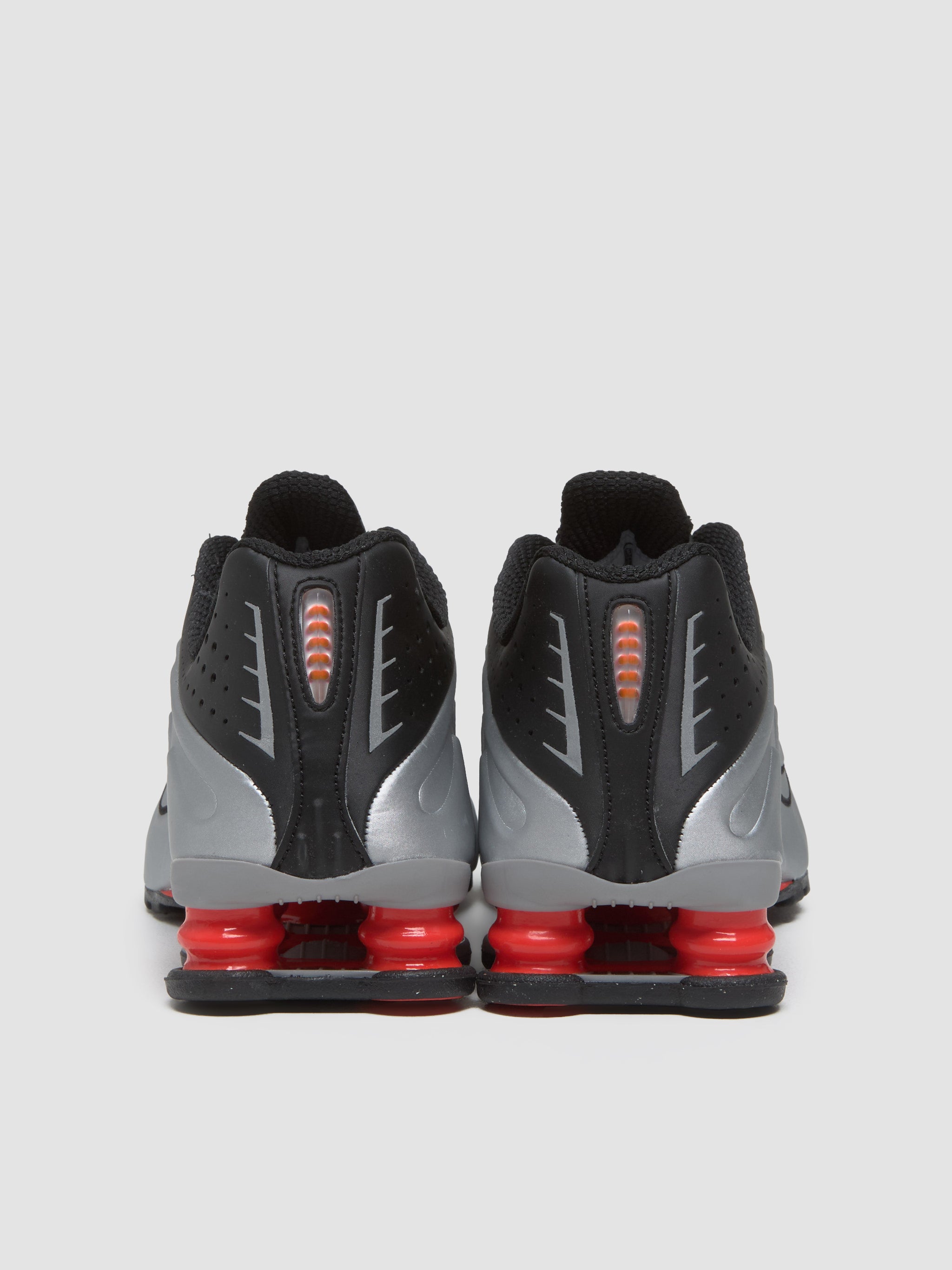 Shox R4 Sneaker in Black & Metallic Silver