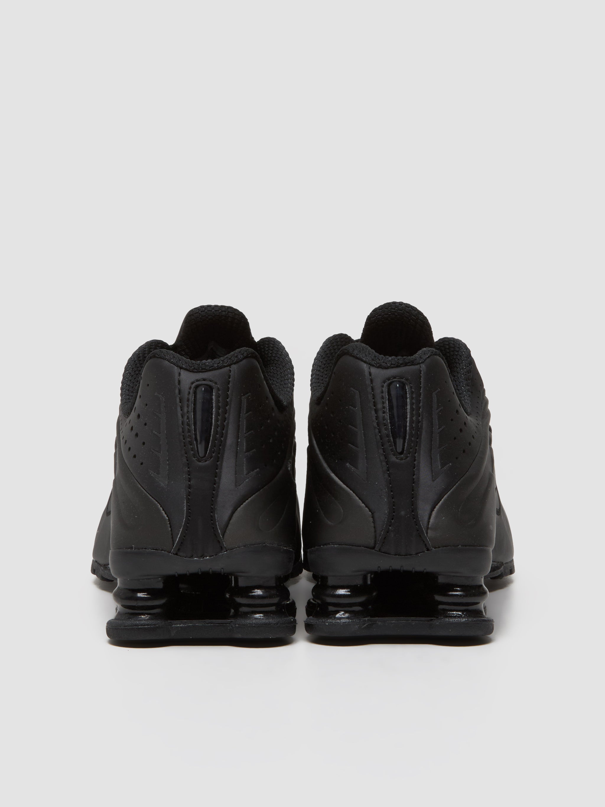 Shox R4 Sneaker in Black & Bright Crimson