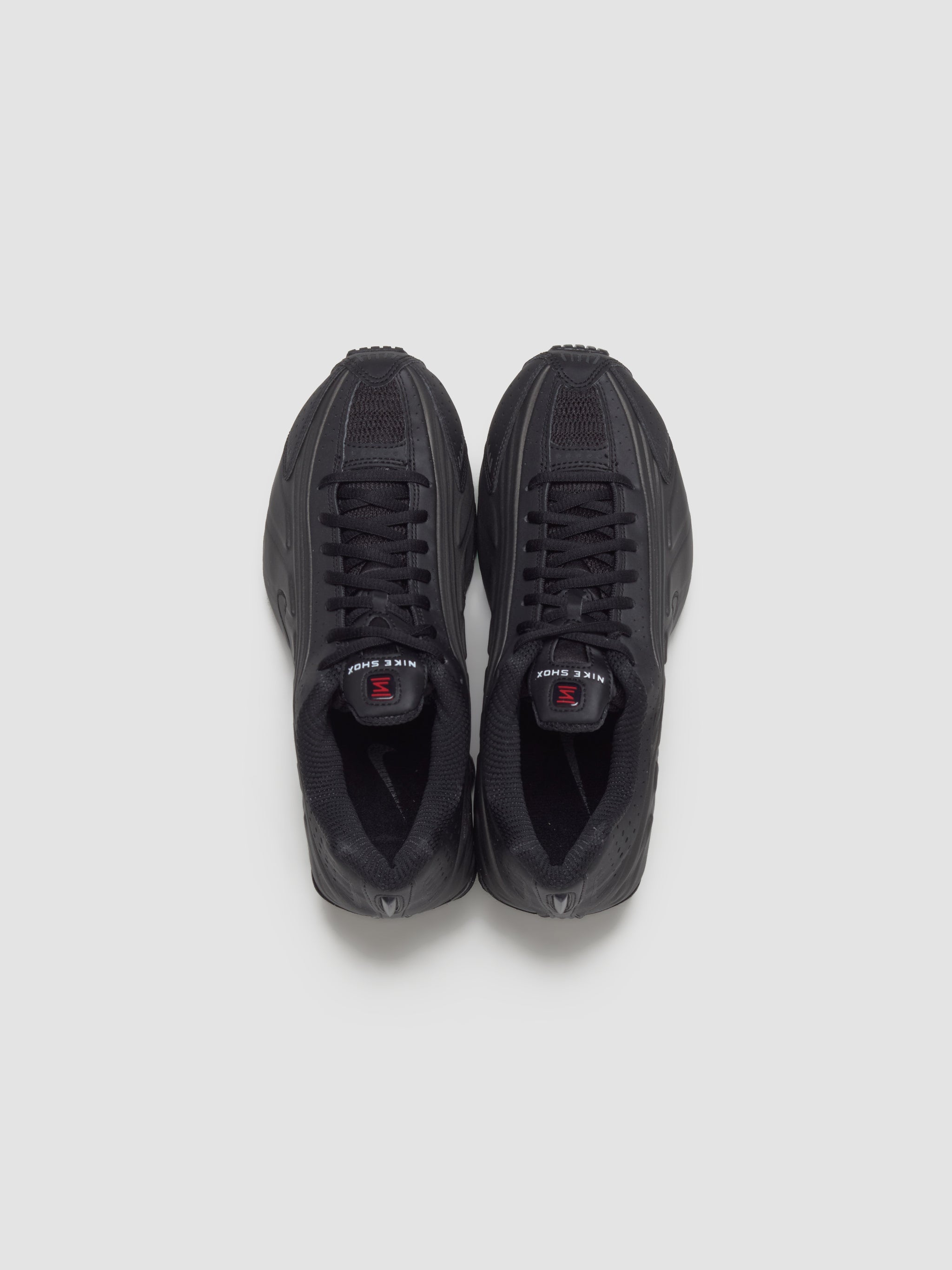 Shox R4 Sneaker in Black & Bright Crimson