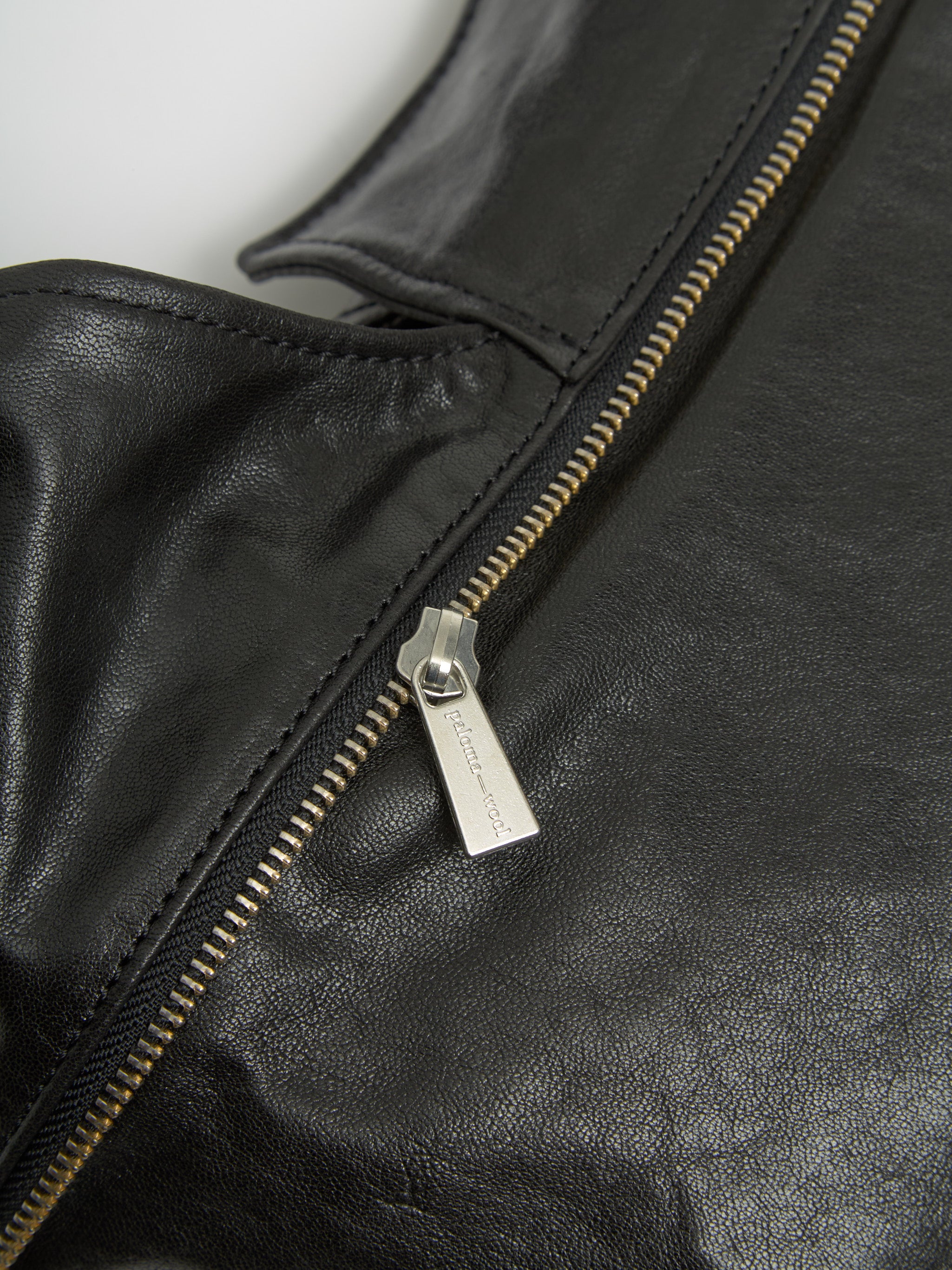 Riba Zip Bag in Black