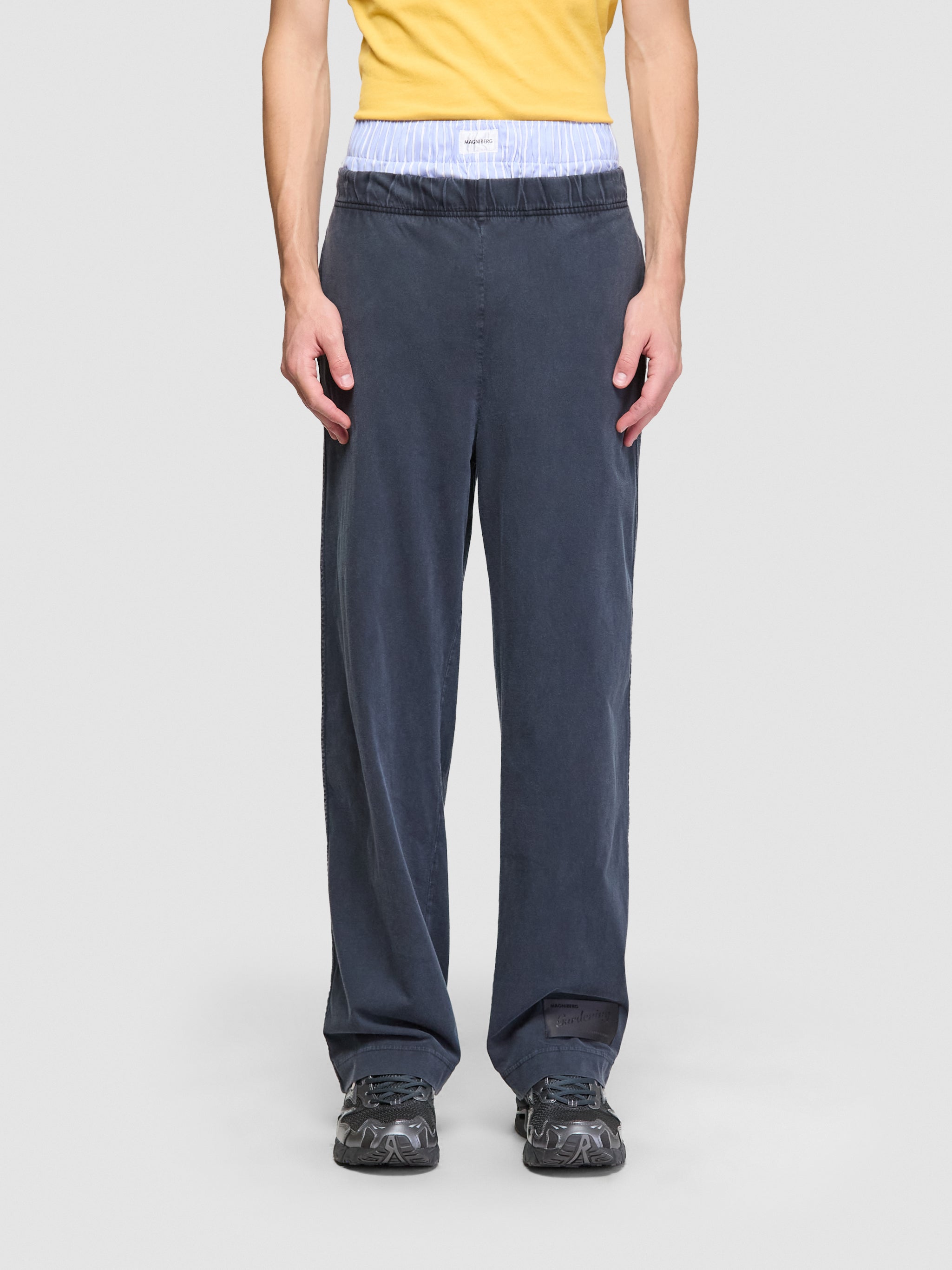 Flow Pants in Washed Black