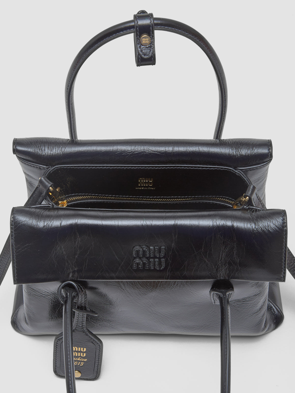 Solitaire Shiny Leather Case Bag in Black