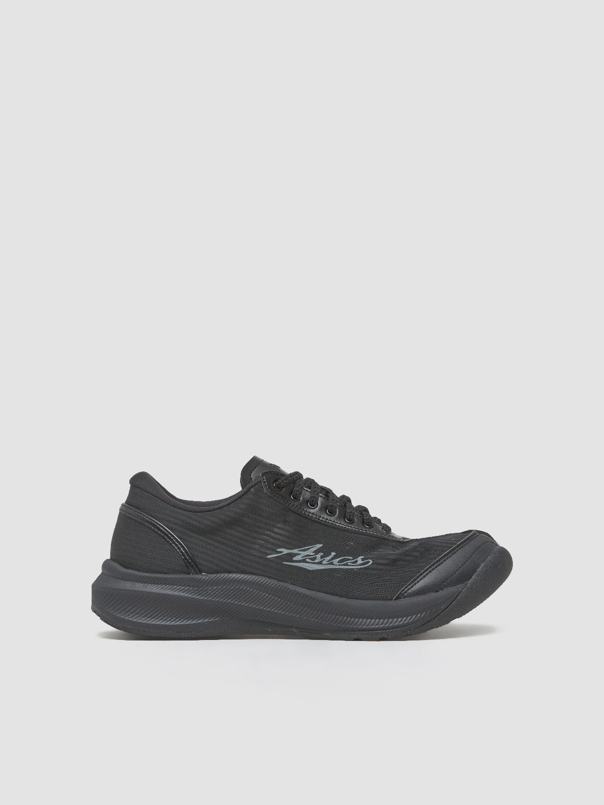 27 Kiko Kostadinov Asics Ilargi FF 黒 ASICS - x Kiko Kostadinov ILARGI FF Sneaker in Carbon - 1203A982