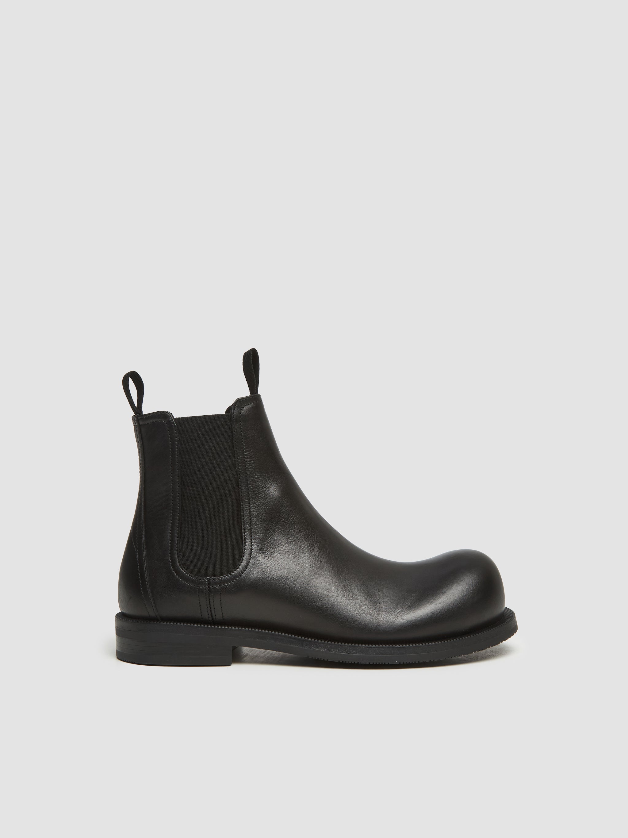 Bulb Toe Chelsea Boots in Black