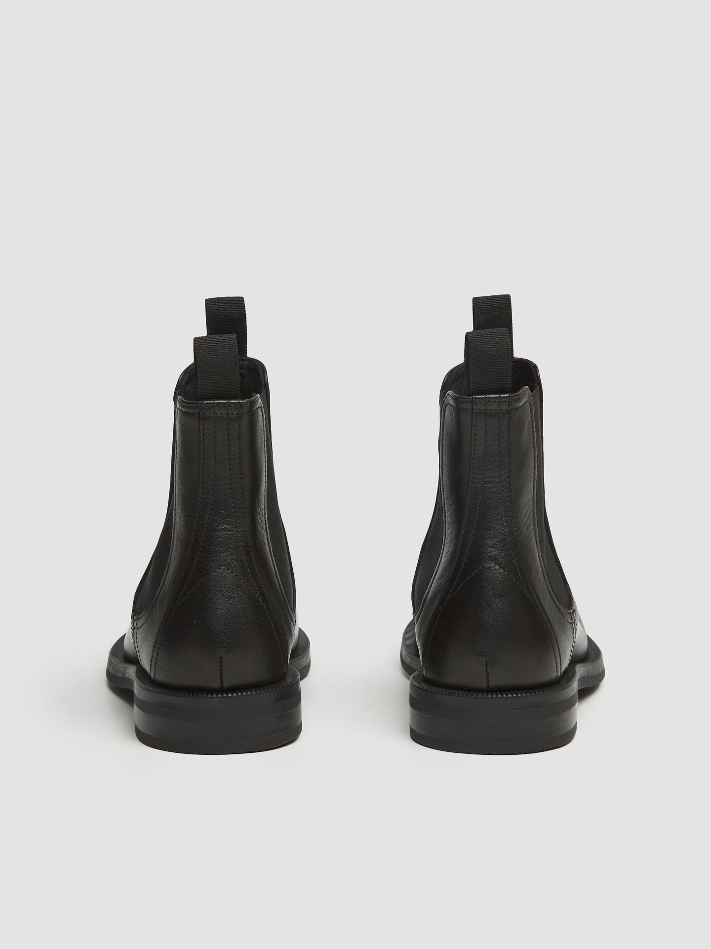 Bulb Toe Chelsea Boots in Black