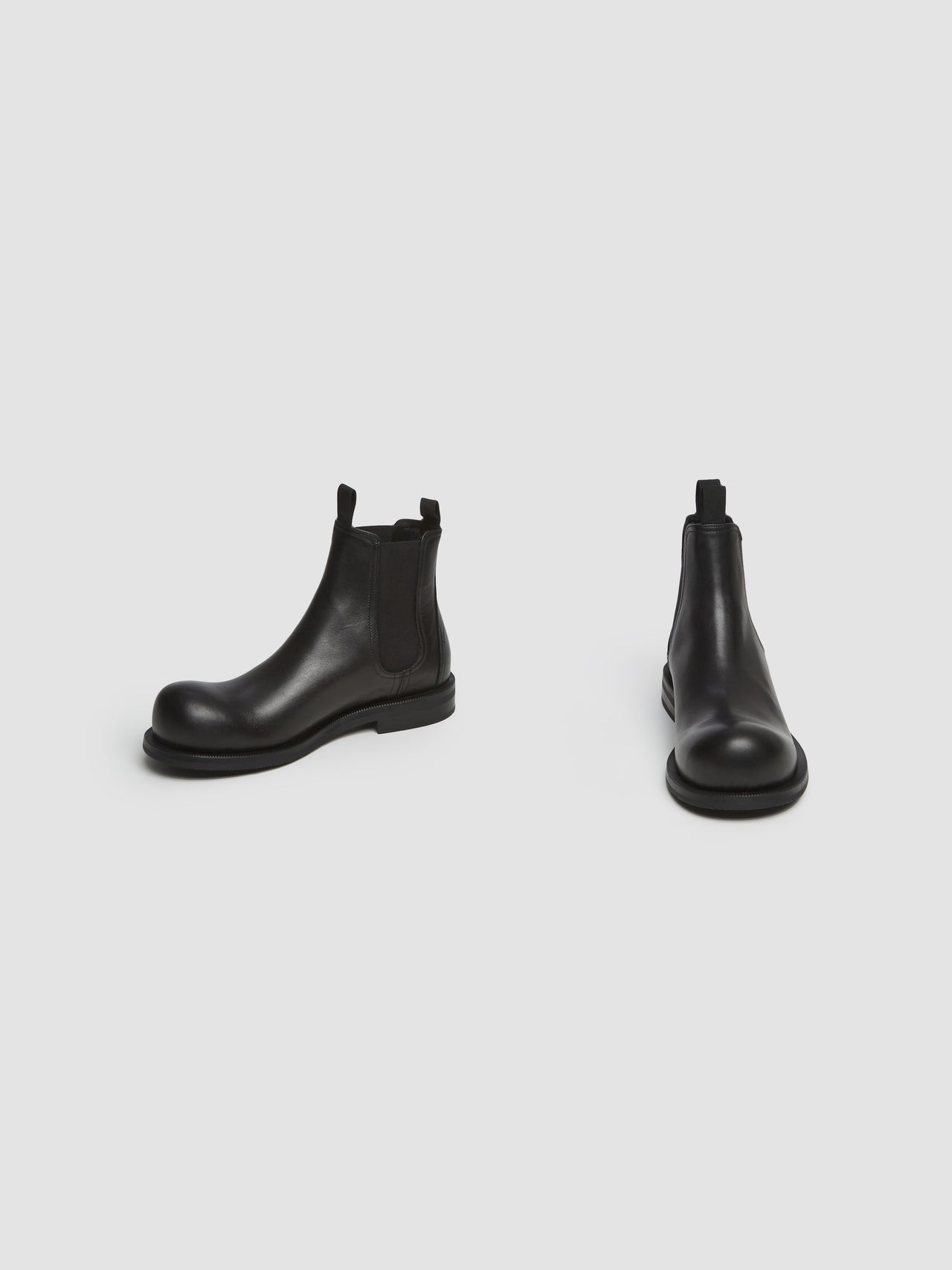 Bulb Toe Chelsea Boots in Black