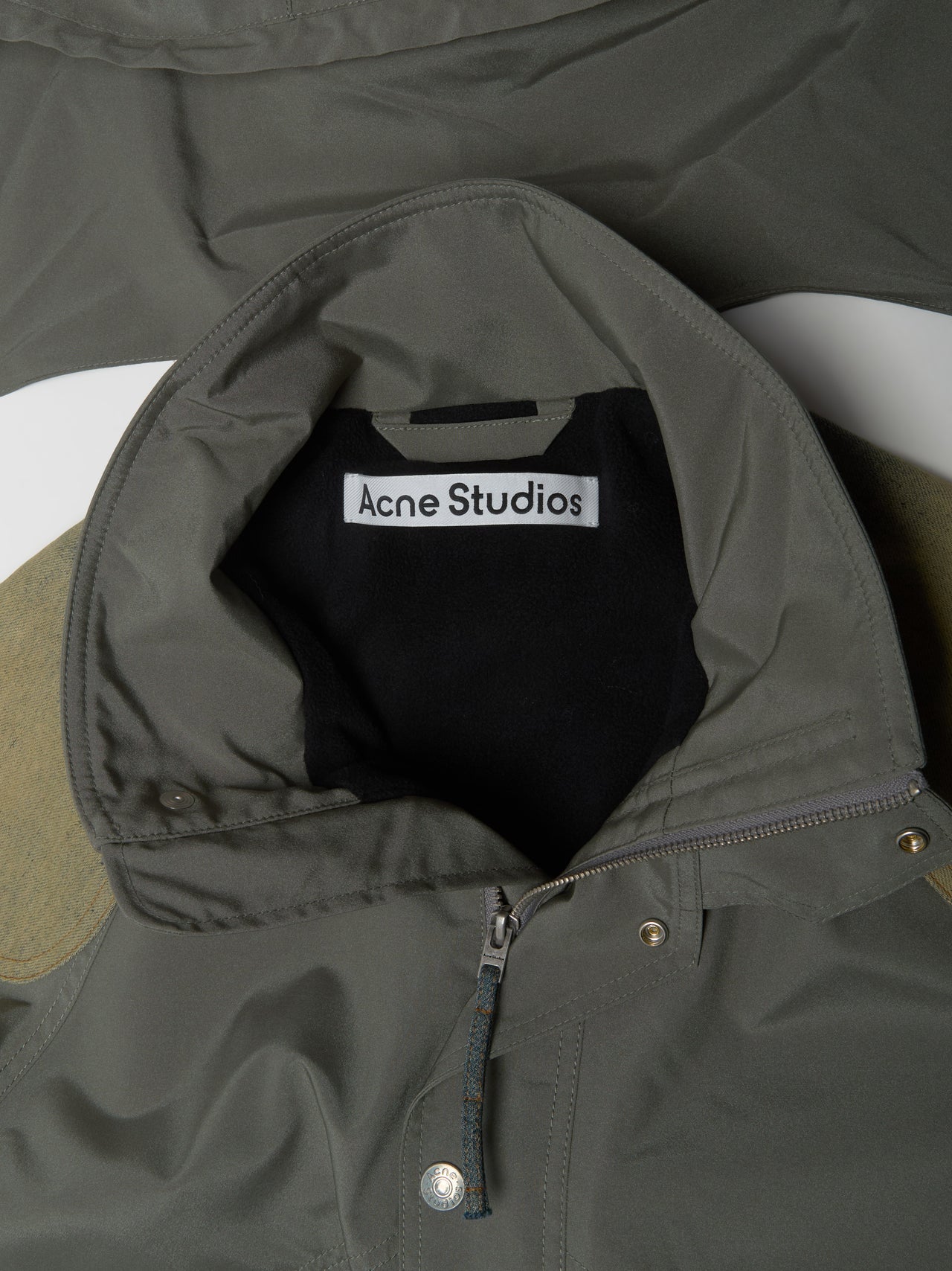 Windbreaker Jacket in Olive Green