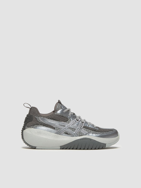 と ASICS - NEOCURVE Sneaker in Piedmont Grey & Pure Silver