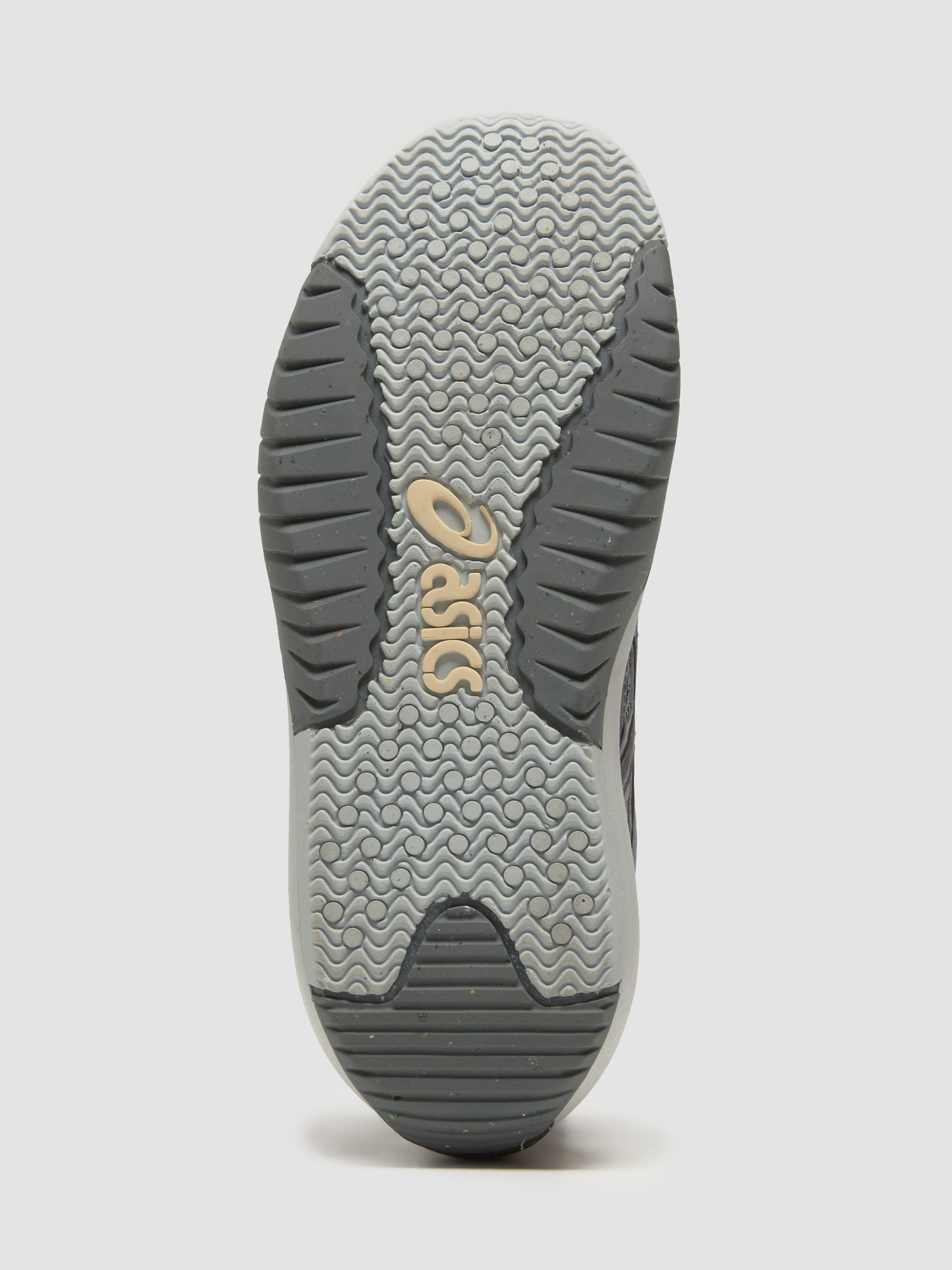 と ASICS - NEOCURVE Sneaker in Piedmont Grey & Pure Silver