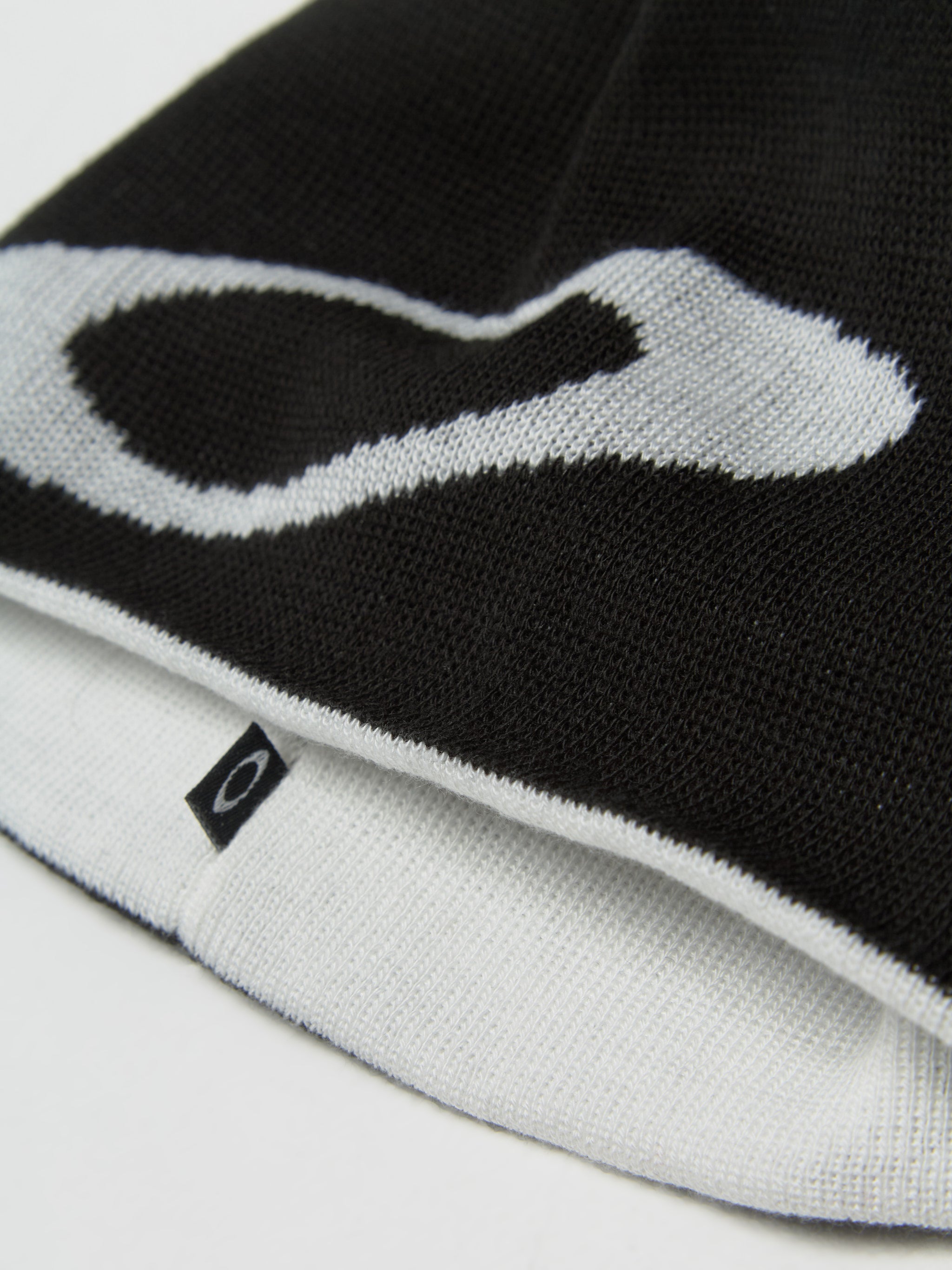 Ellipse Beanie in Black & White