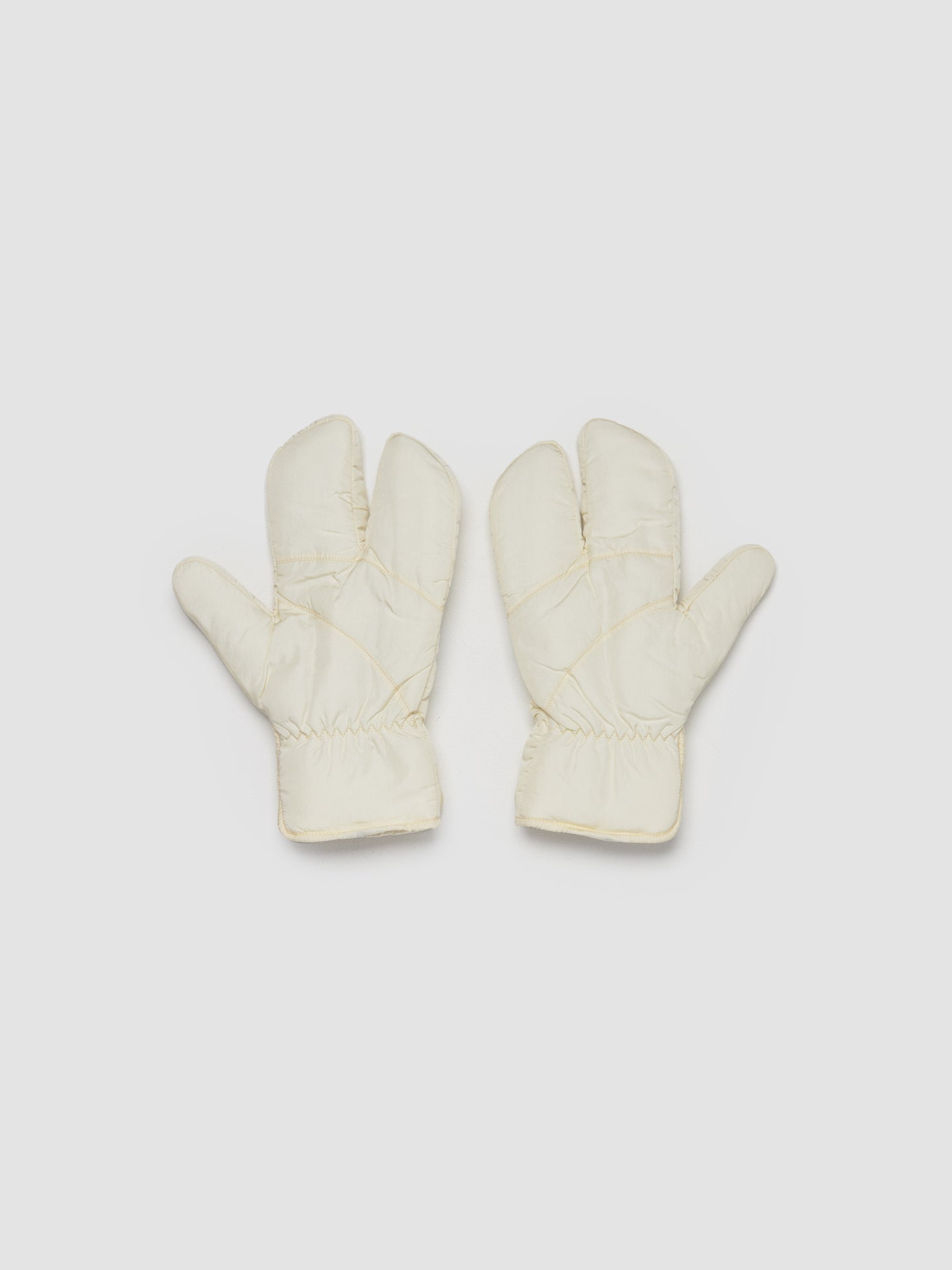 x Avavav Gloves in Cream White