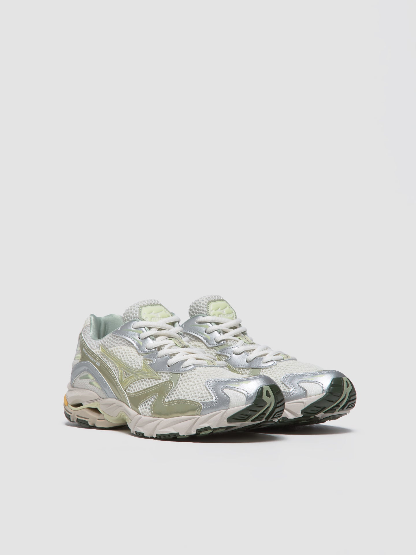 Wave Rider 10 Sneaker in Snow White & White Jade