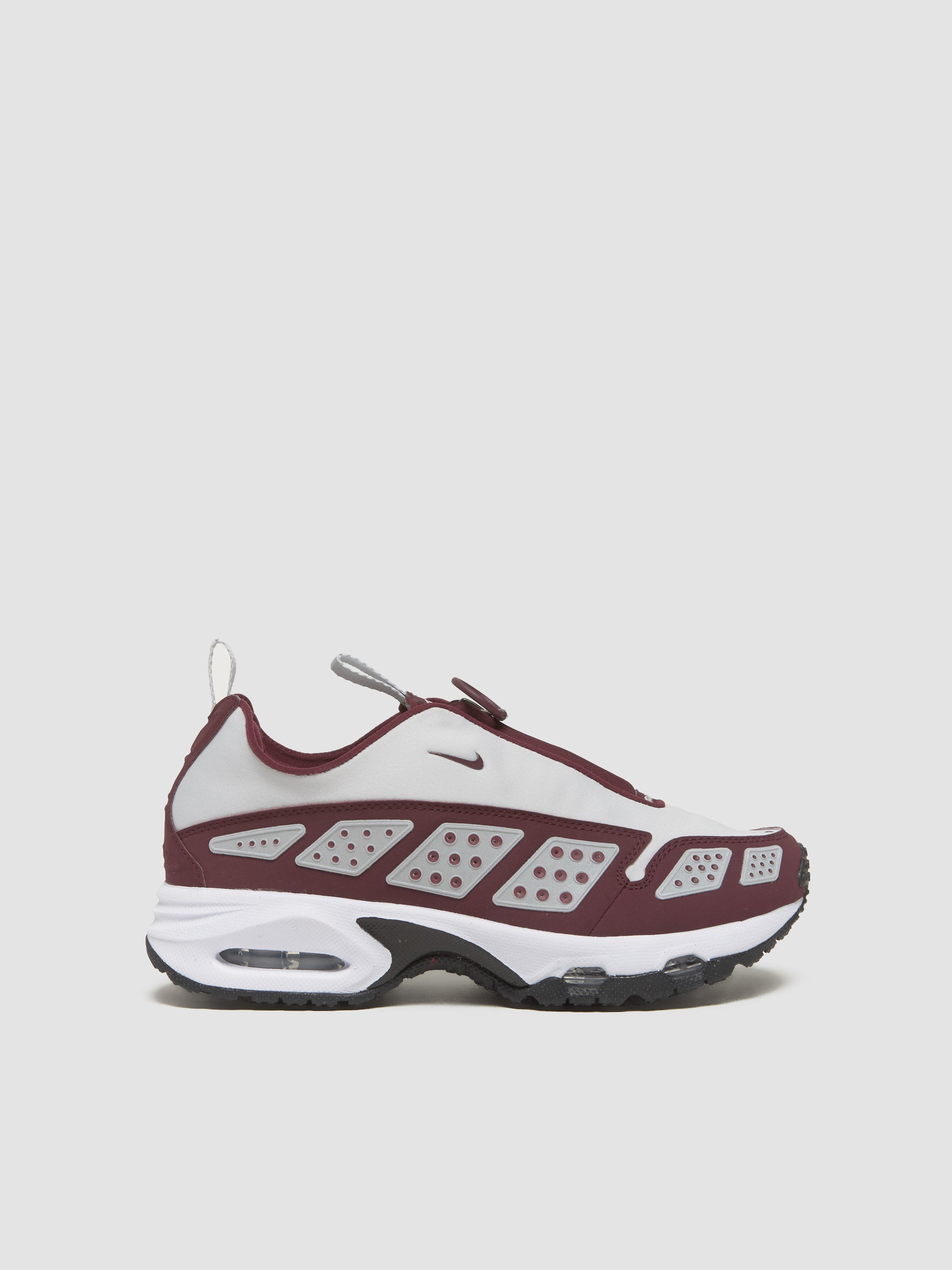 WMNS Air Max SNDR Sneaker in Photon Dust & Night Maroon