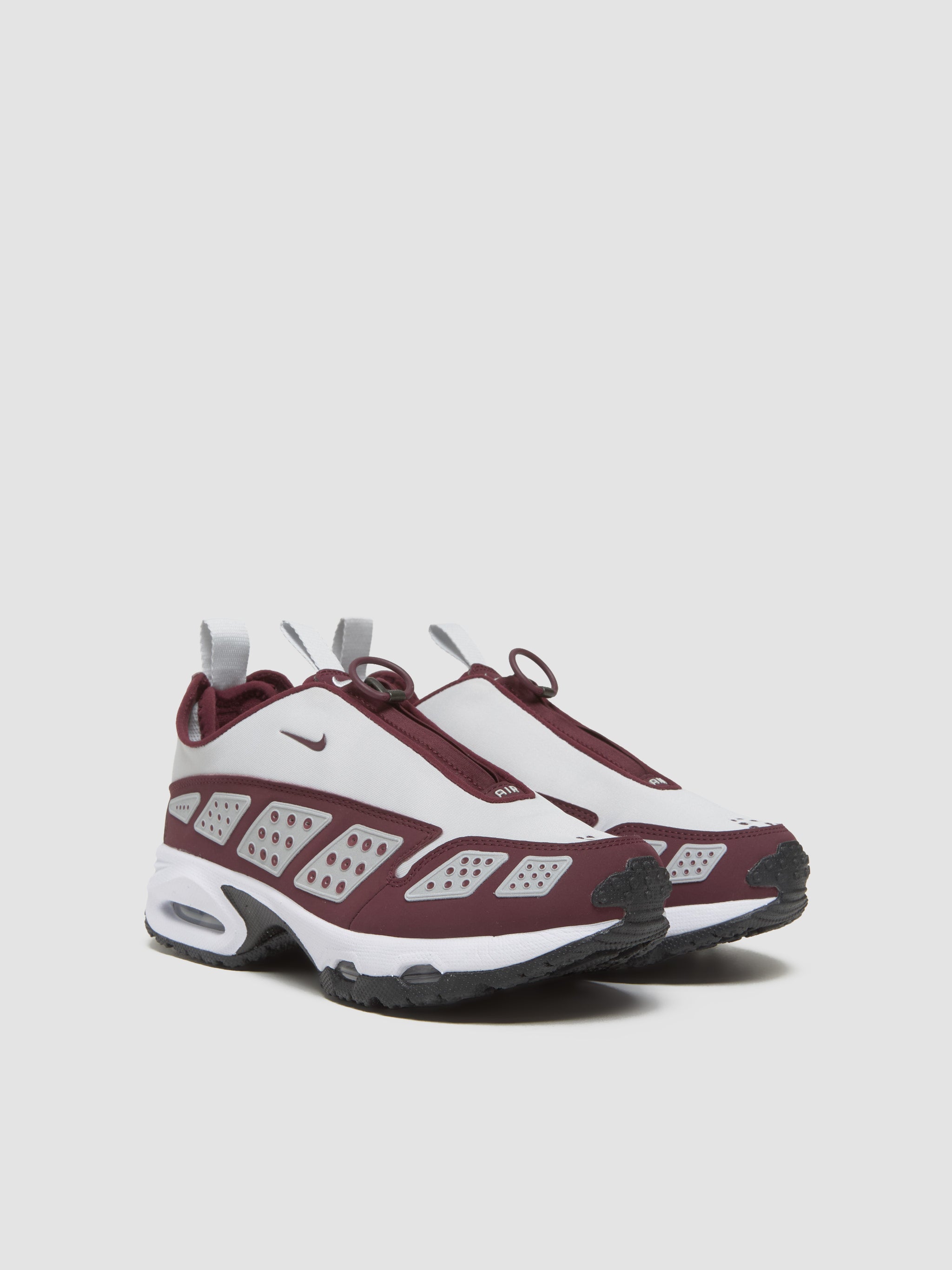 WMNS Air Max SNDR Sneaker in Photon Dust & Night Maroon