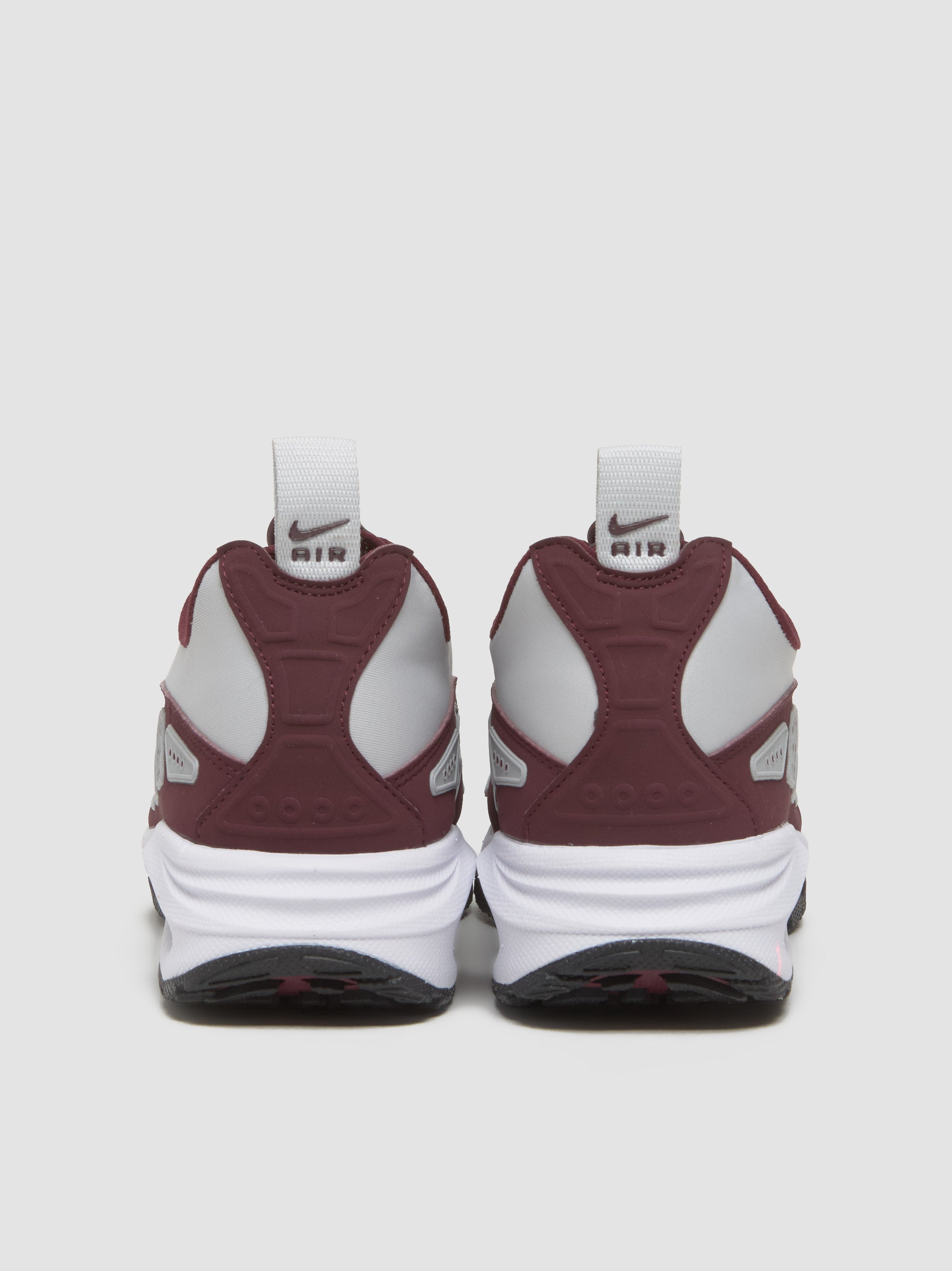 WMNS Air Max SNDR Sneaker in Photon Dust & Night Maroon