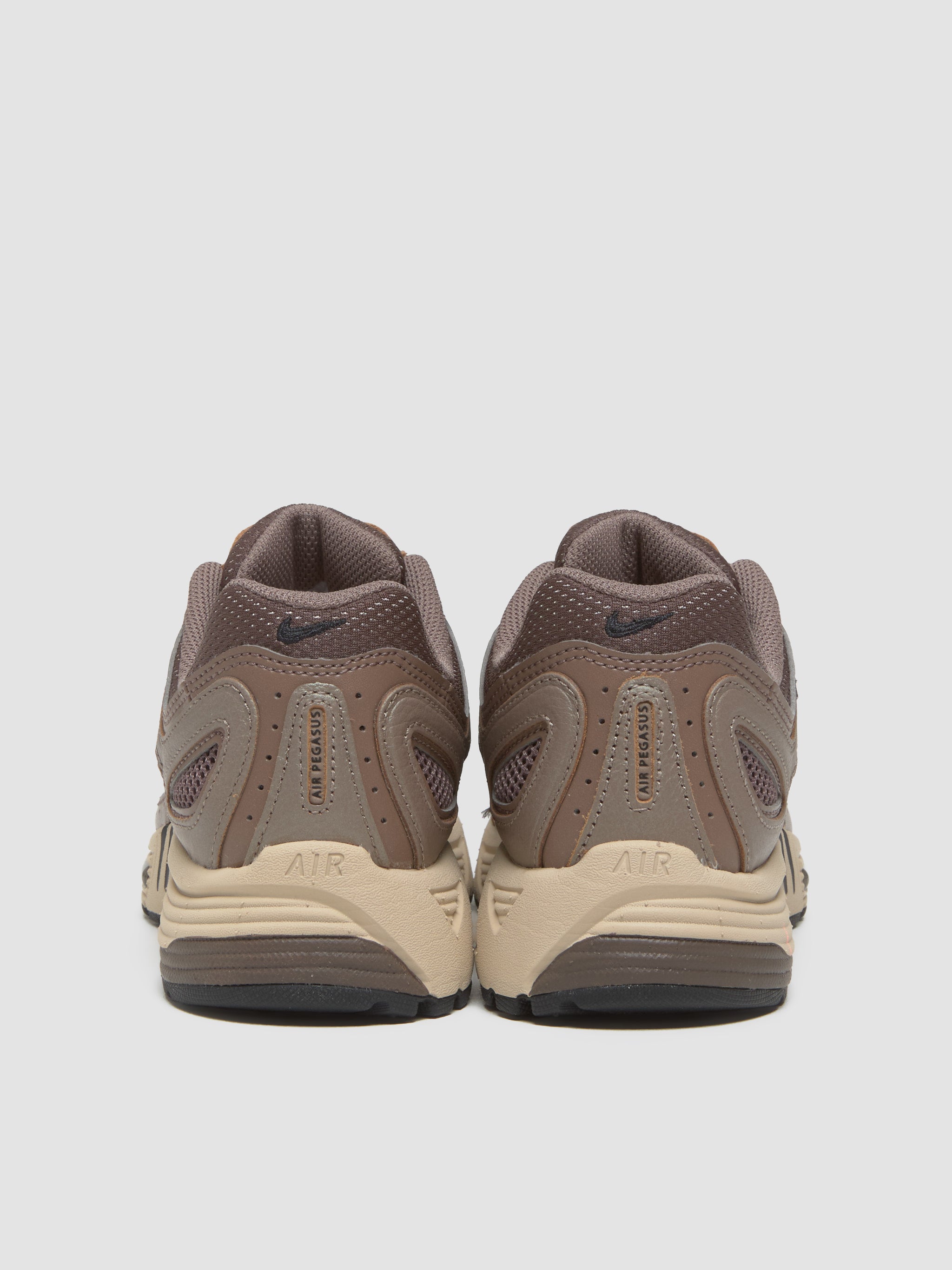 WMNS Air Pegasus 2005 Sneaker in Mink Brown