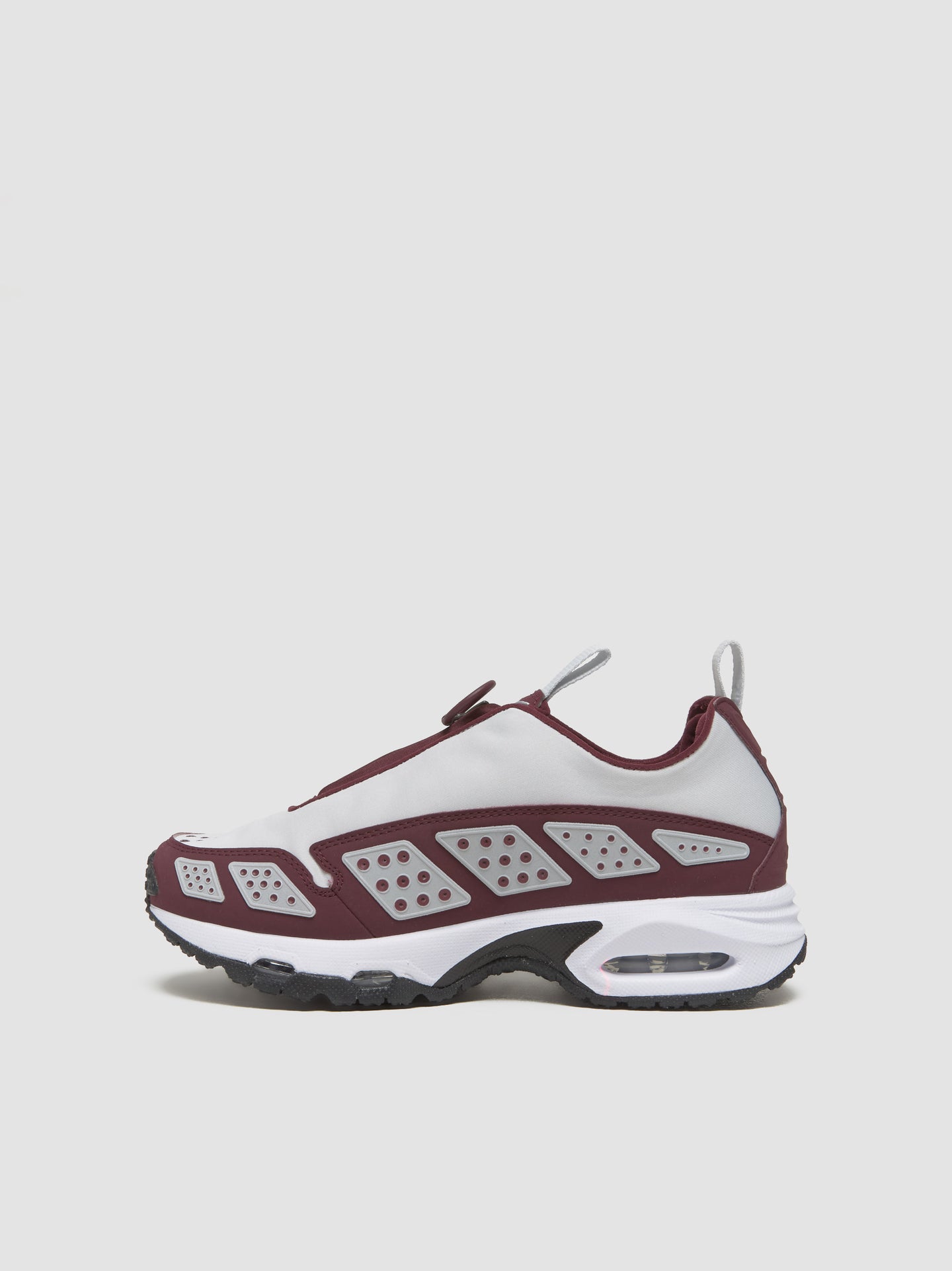 WMNS Air Max SNDR Sneaker in Photon Dust & Night Maroon