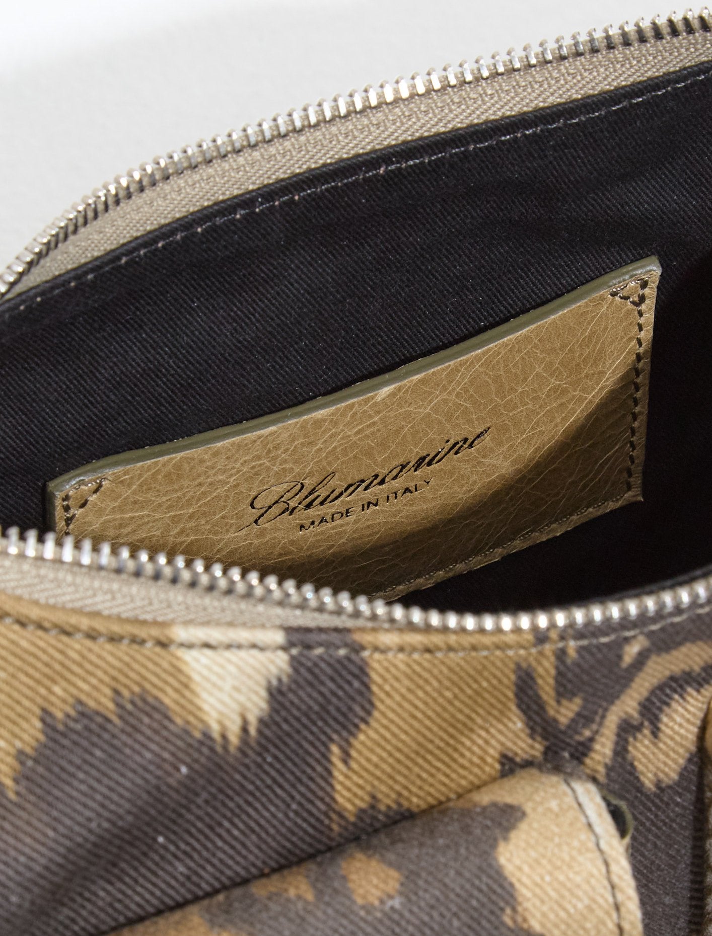 Regular-Sized Camouflage Chine Print Cargo Bag in Camoscio