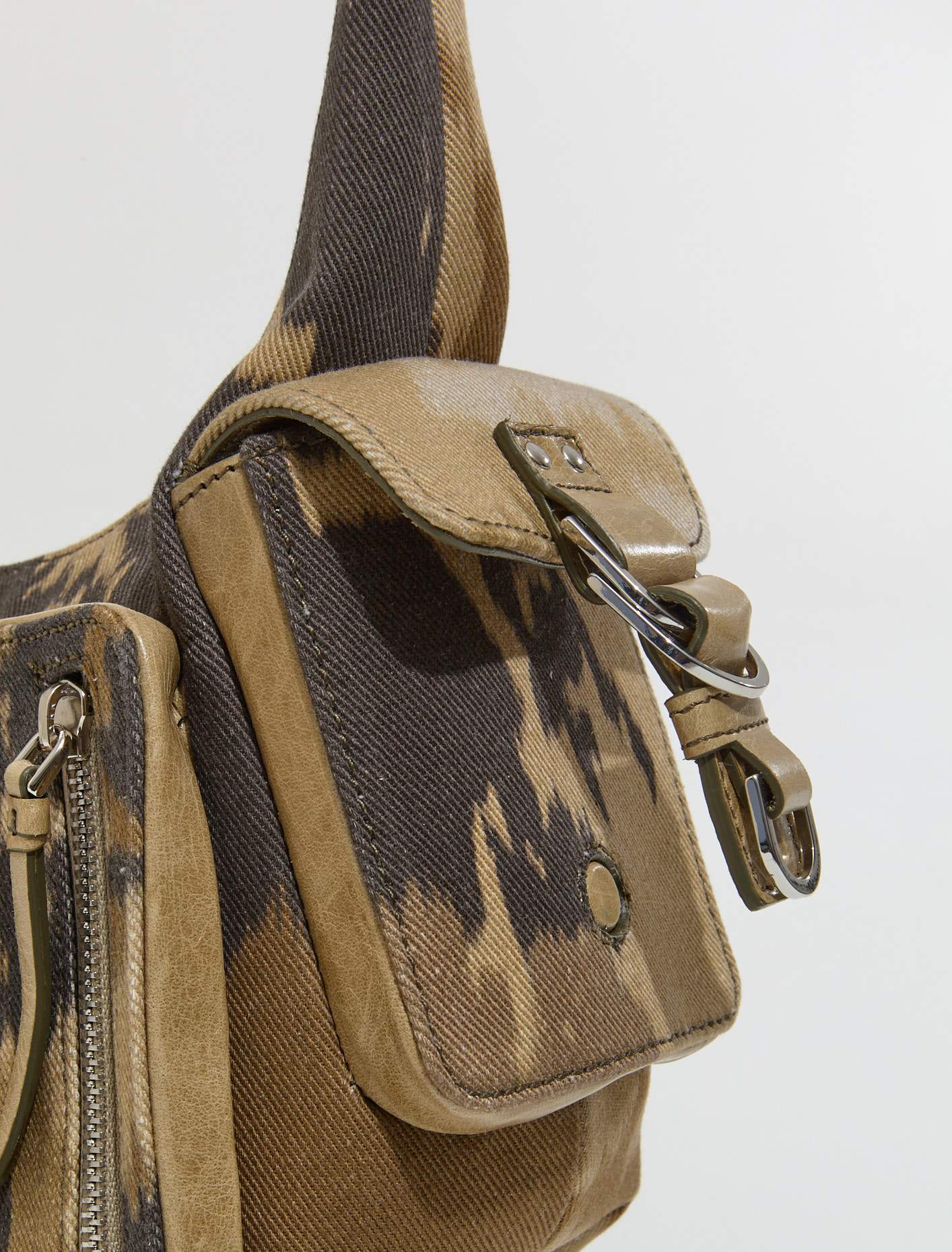 Regular-Sized Camouflage Chine Print Cargo Bag in Camoscio