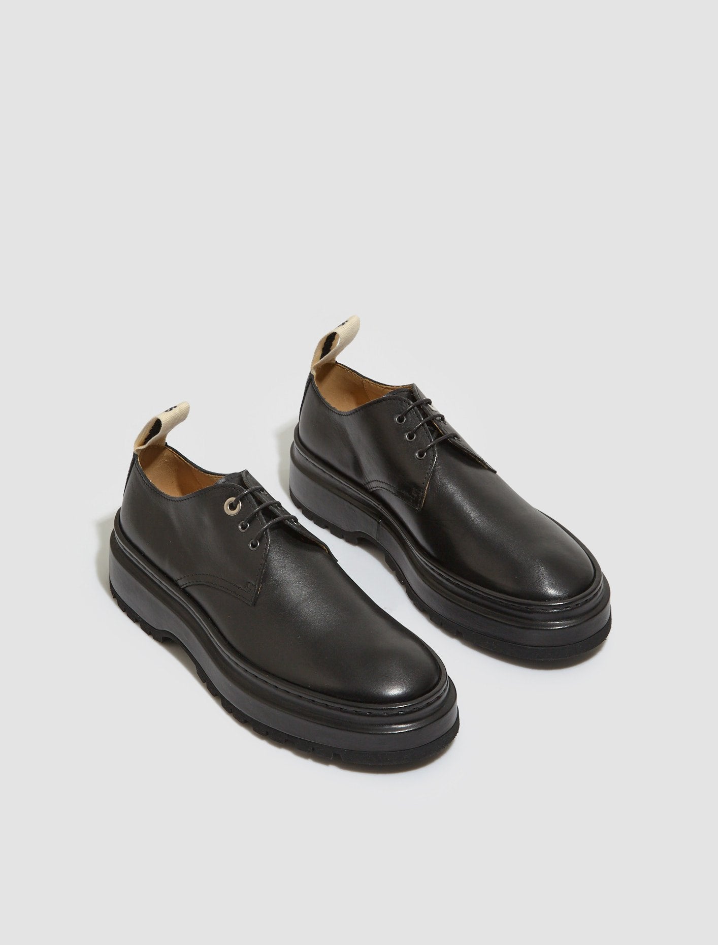 Les Derbies in Pavane in Black