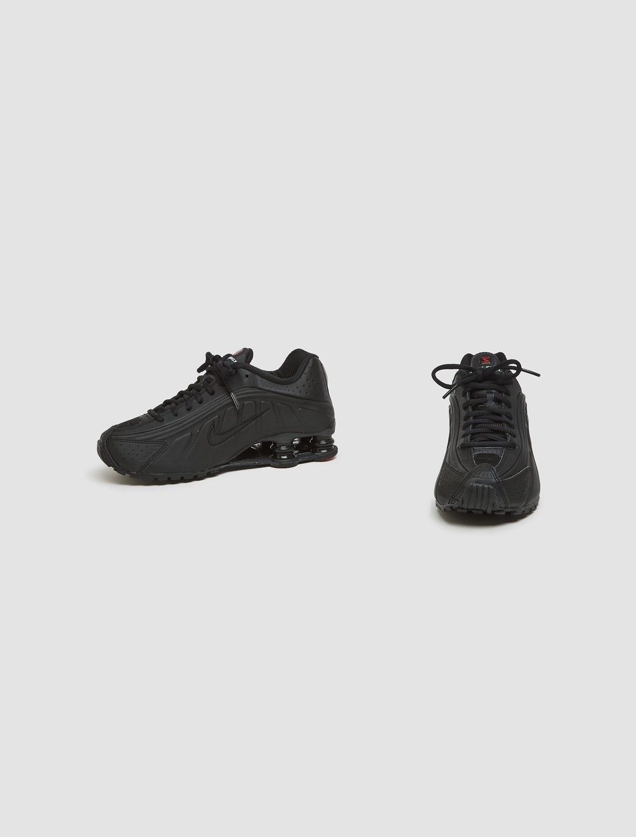 WMNS Shox R4 Sneaker in Black