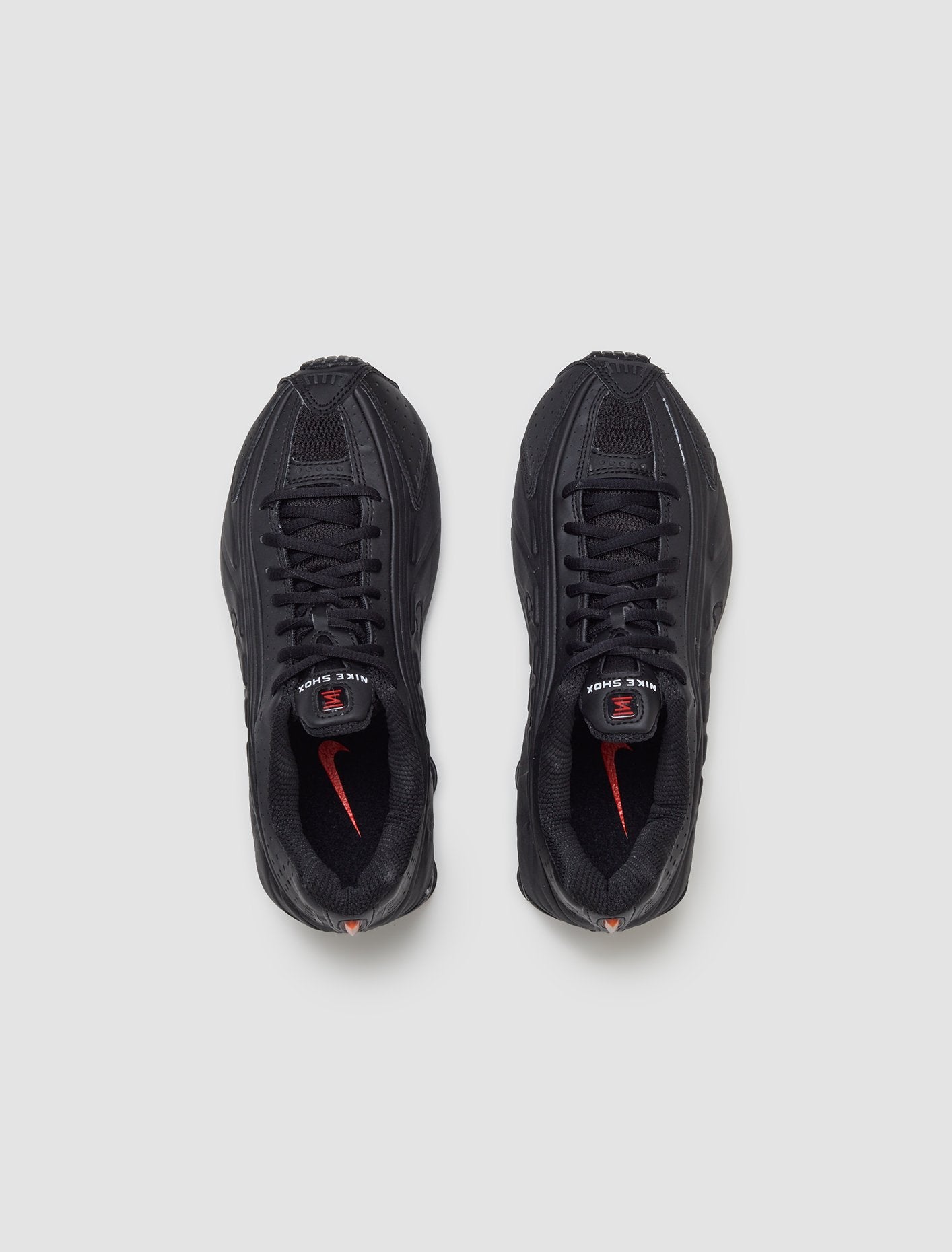 WMNS Shox R4 Sneaker in Black