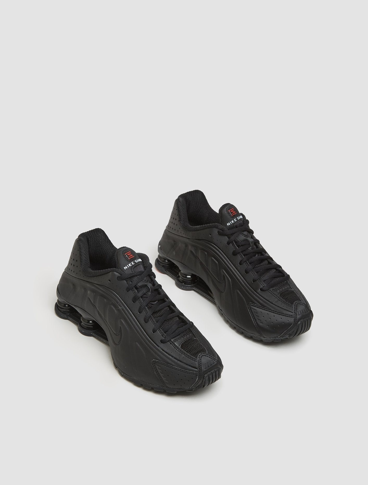 WMNS Shox R4 Sneaker in Black