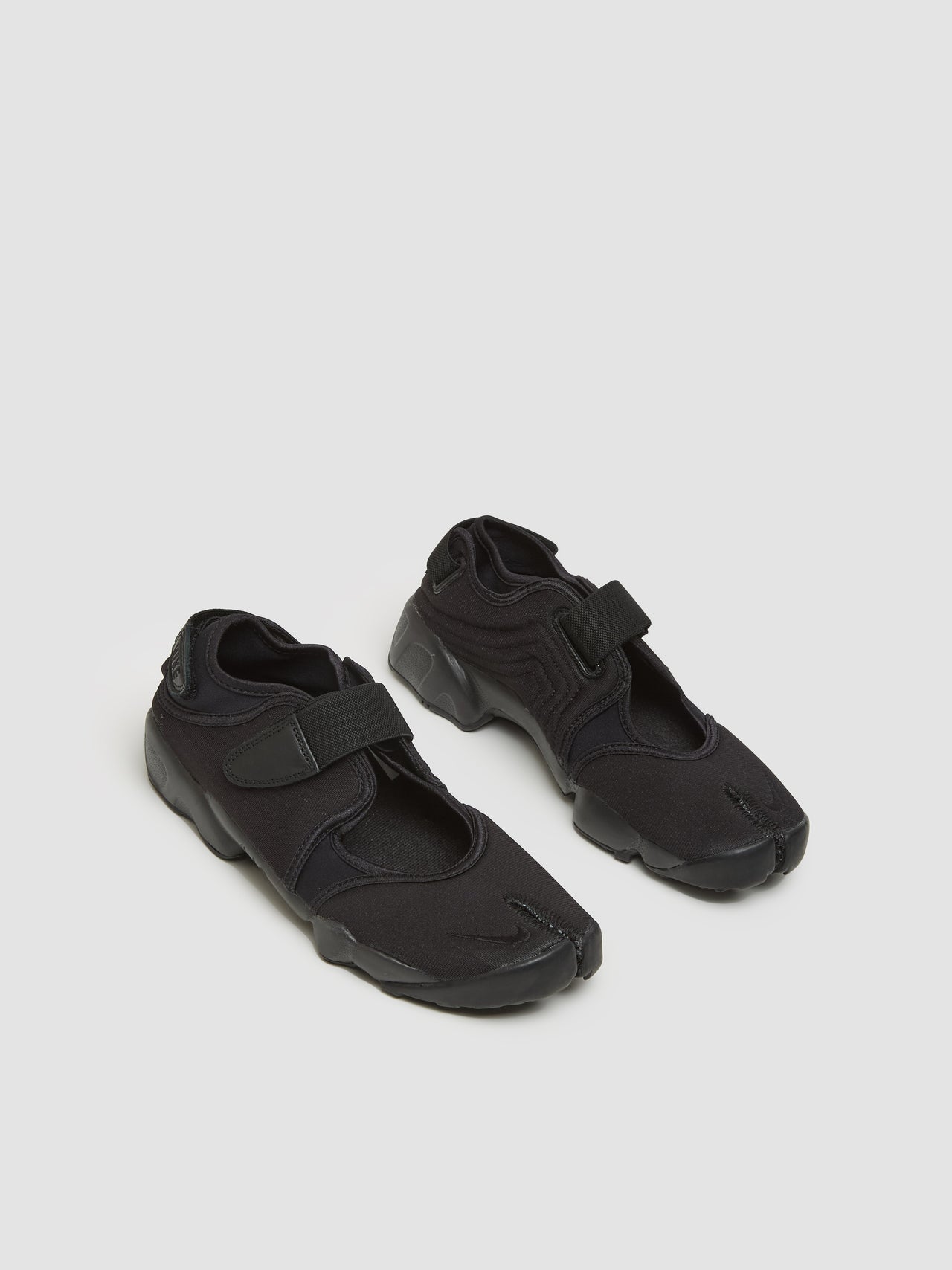 WMNS Air Rift Sneaker in Triple Black