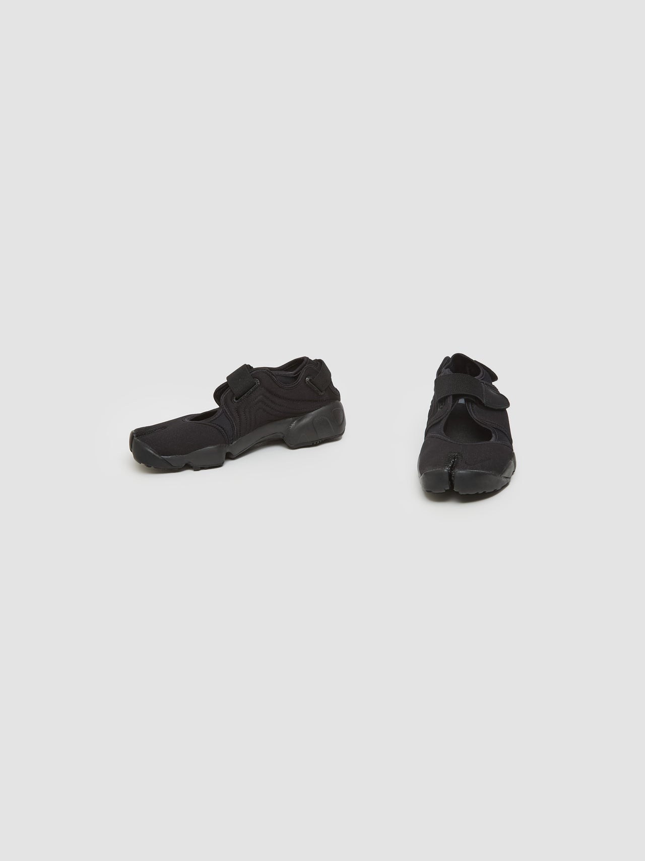 WMNS Air Rift Sneaker in Triple Black