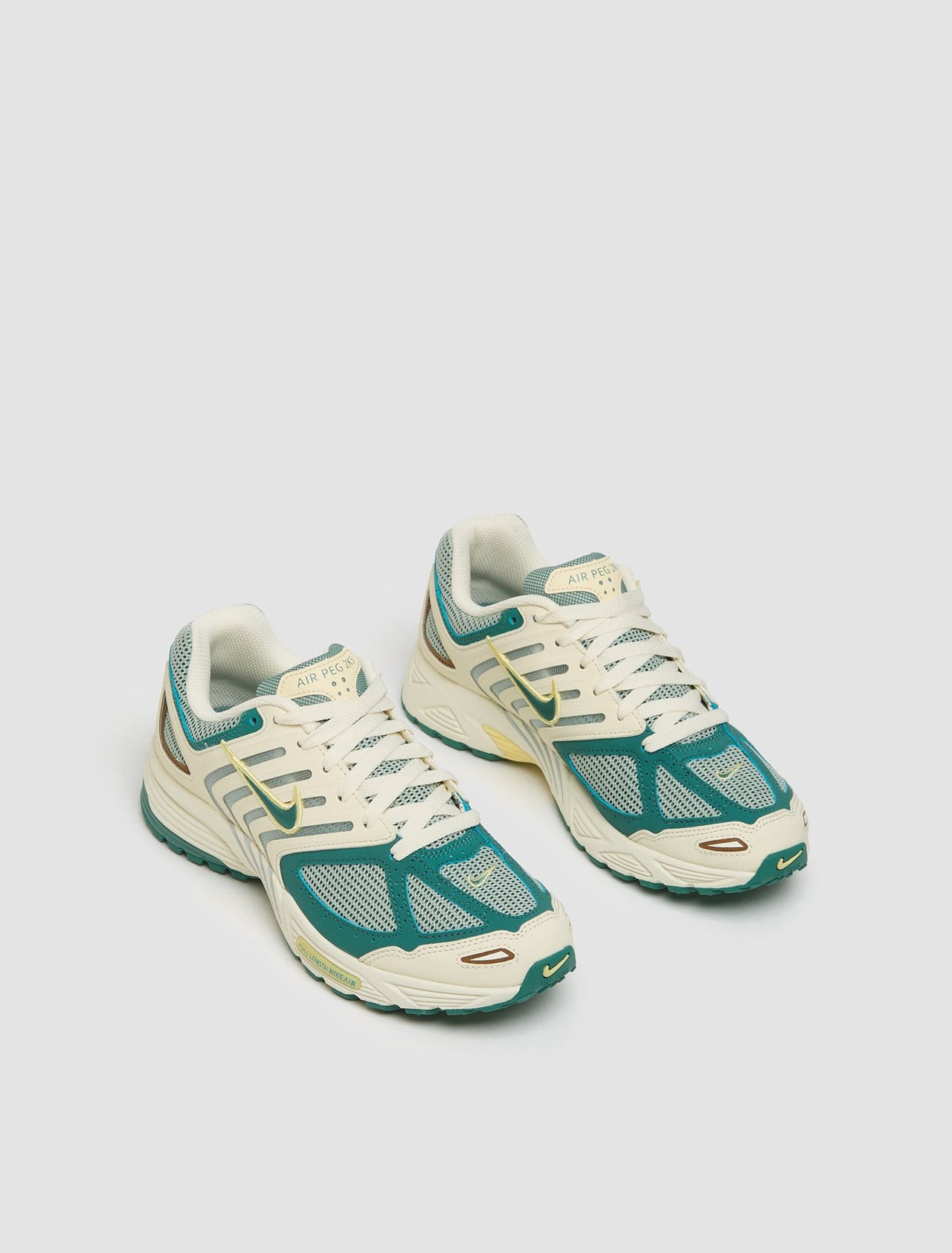 WMNS Air Pegasus 2K5 Sneaker in Coconut Milk & Bicoastal