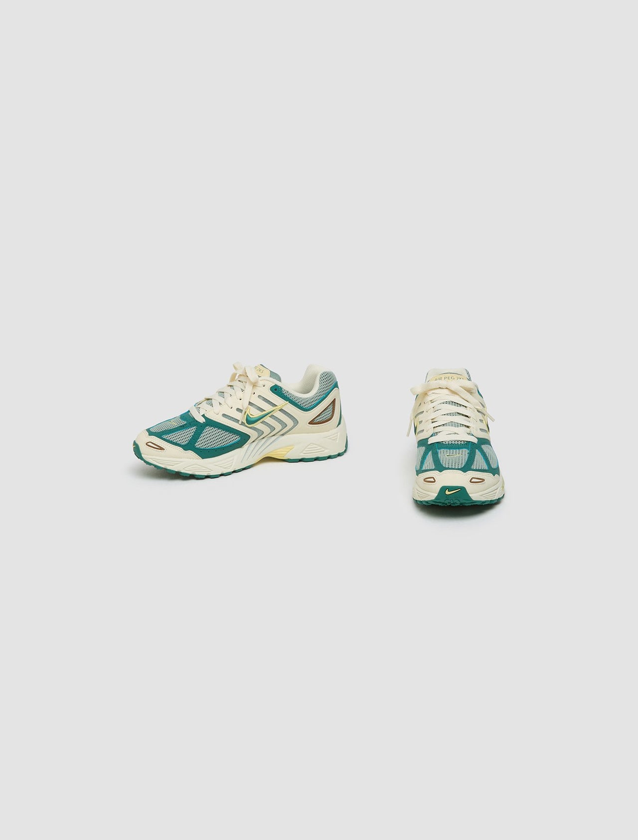 WMNS Air Pegasus 2K5 Sneaker in Coconut Milk & Bicoastal