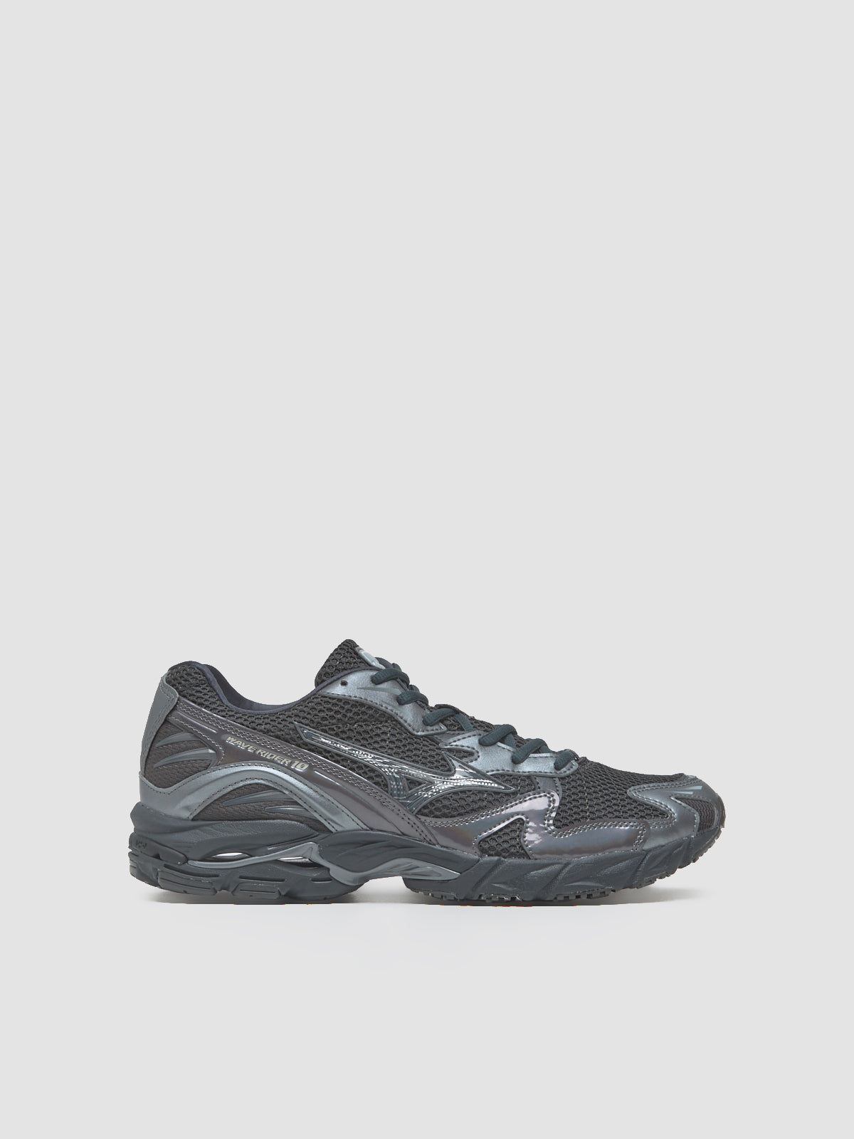 Wave Rider 10 Sneaker in Black Sand & Metallic Gray