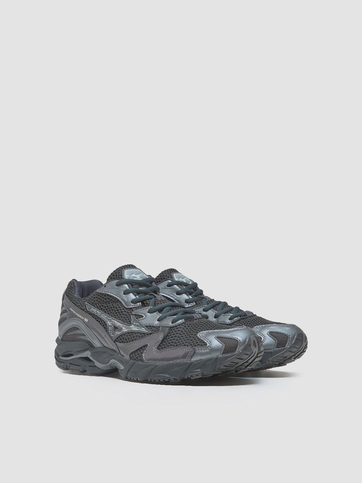 Wave Rider 10 Sneaker in Black Sand & Metallic Gray