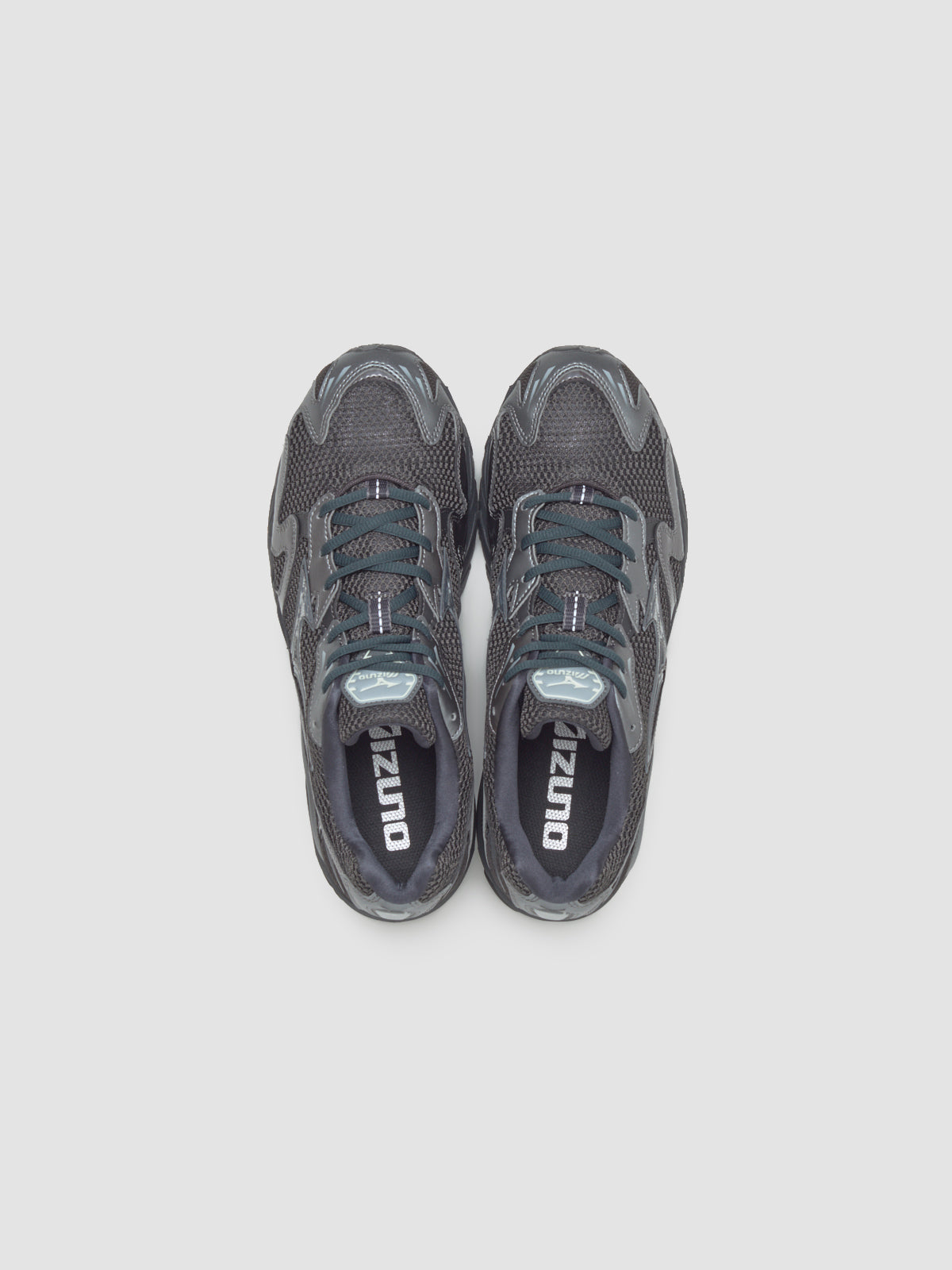 Wave Rider 10 Sneaker in Black Sand & Metallic Gray