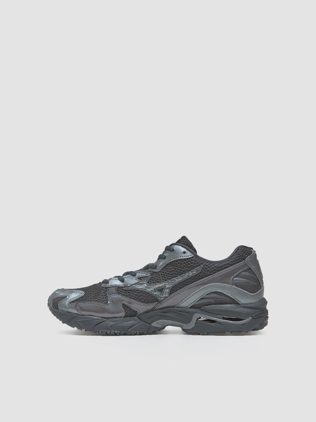 Wave Rider 10 Sneaker in Black Sand & Metallic Gray