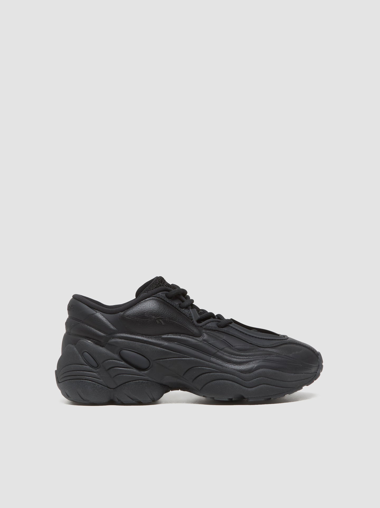 DMX RUN 6 Sneaker in Black