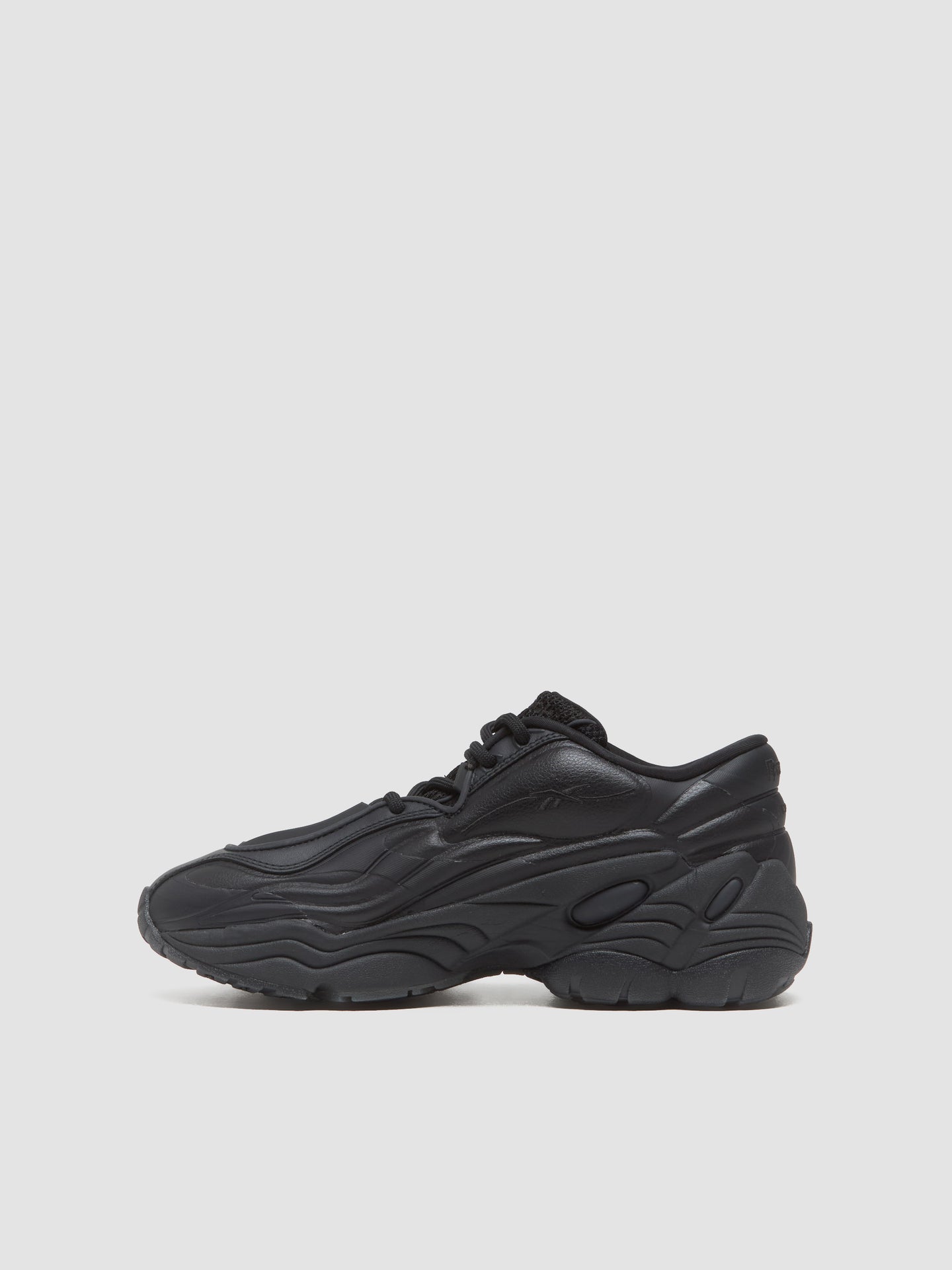 DMX RUN 6 Sneaker in Black