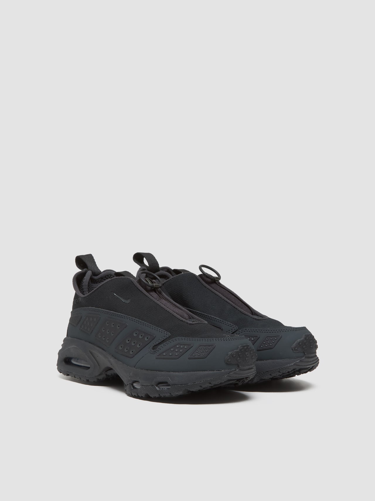 WMNS Air Max SNDR GTX Sneaker in Black & Smokey Grey