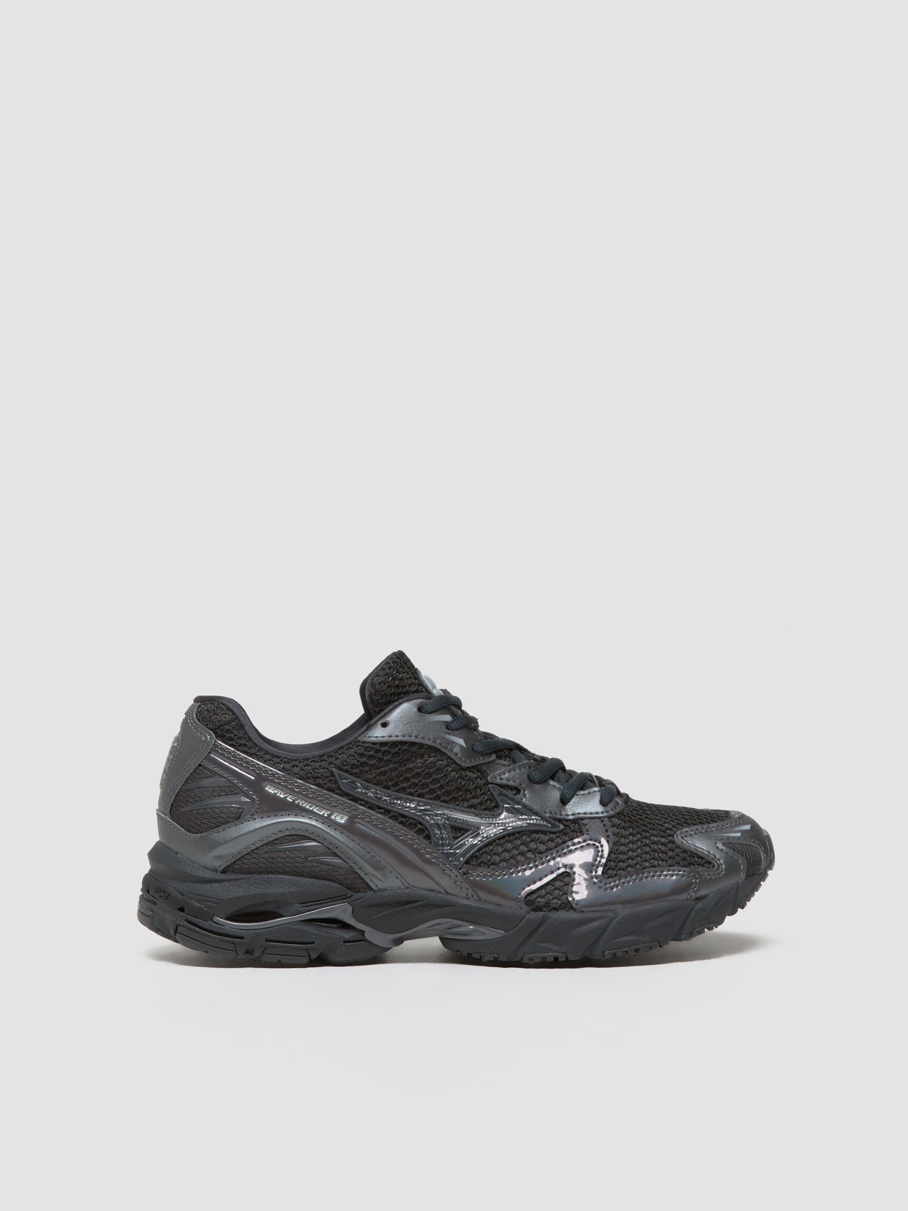 Wave Rider 10 Sneaker in Black Sand & Metallic Gray