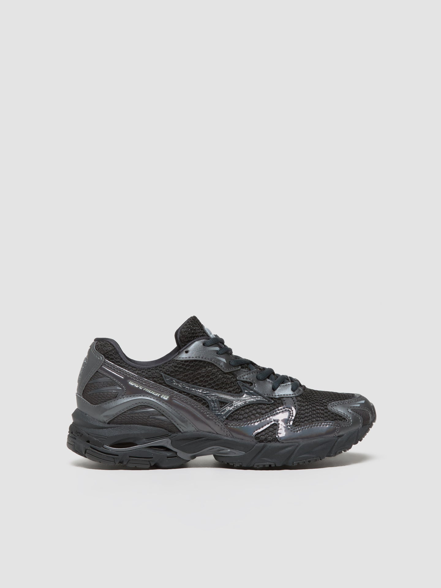 Wave Rider 10 Sneaker in Black Sand & Metallic Gray