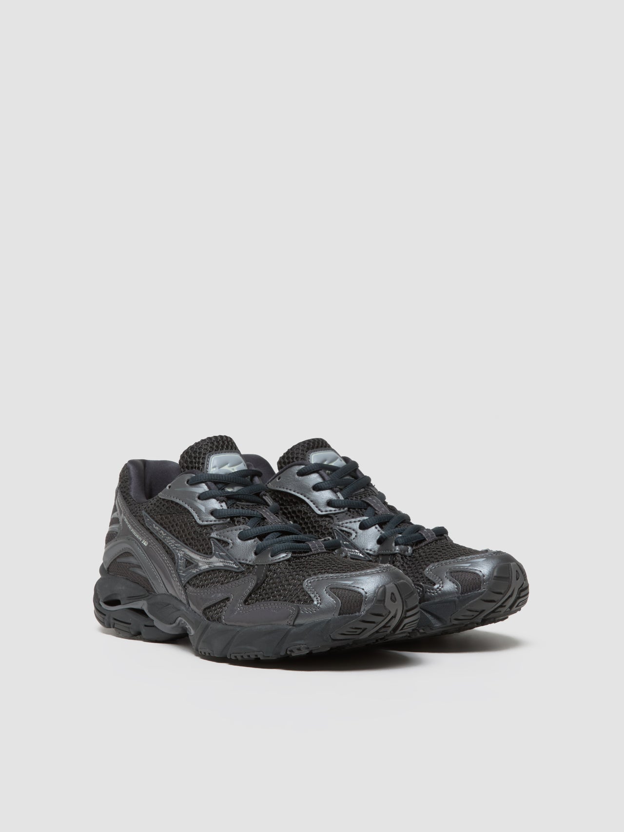 Wave Rider 10 Sneaker in Black Sand & Metallic Gray
